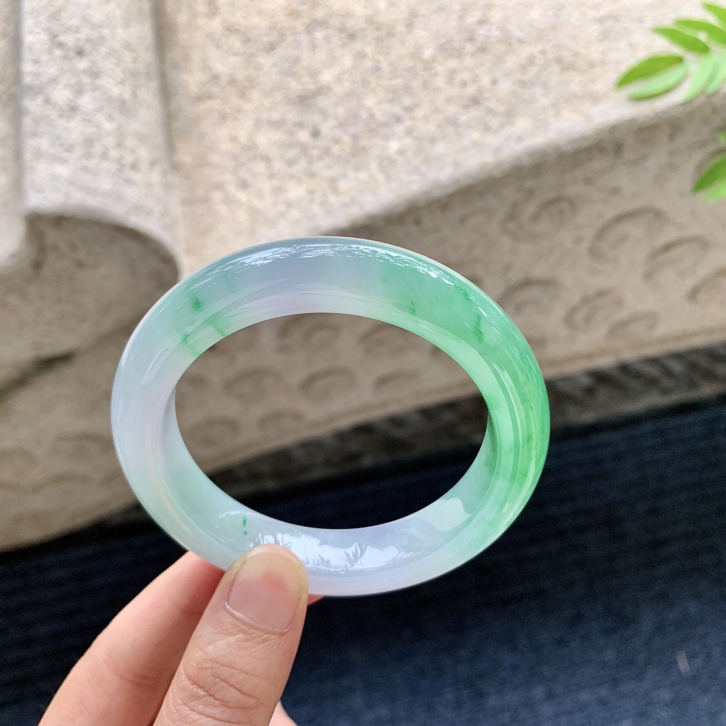 正圈54 55，圈口55.8/12/9.9，编码XY080125，描述冰糯春彩，飘绿，水润，种老，细腻，无裂。