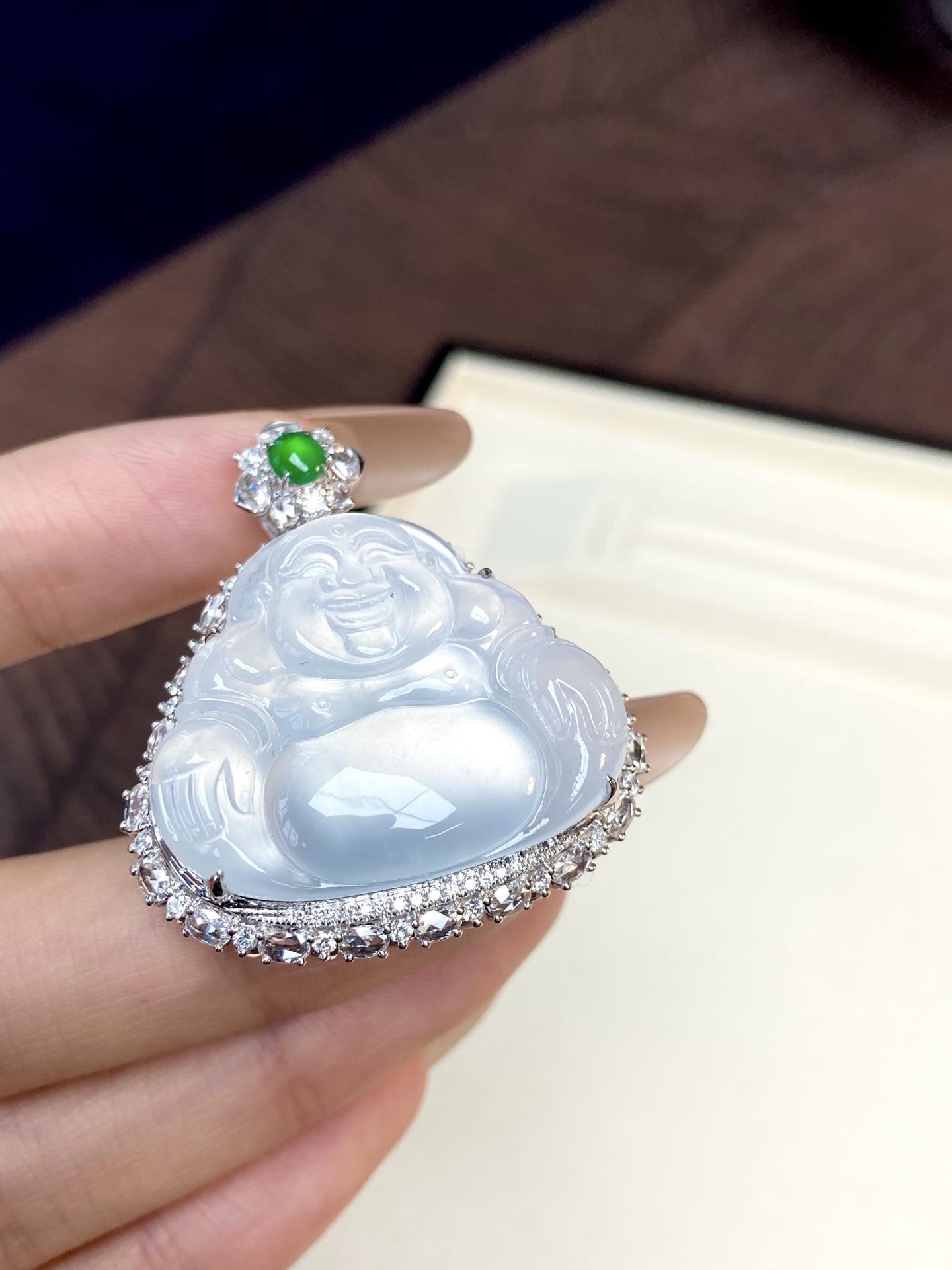 高冰种佛公吊坠，傲人的品质轻松看得到，圆鼓鼓的肚子 超讨喜，憨态可掬 上身淡雅大气 整体：40.2-35.2-14，裸石：30.6-26-5.6mm，无裂。