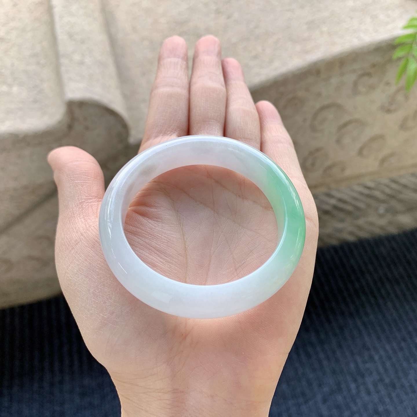 正圈49 50，圈口50.4/11.7/7.5，编码Q5073197，描述细糯飘绿，水润，种老，细腻，无裂。