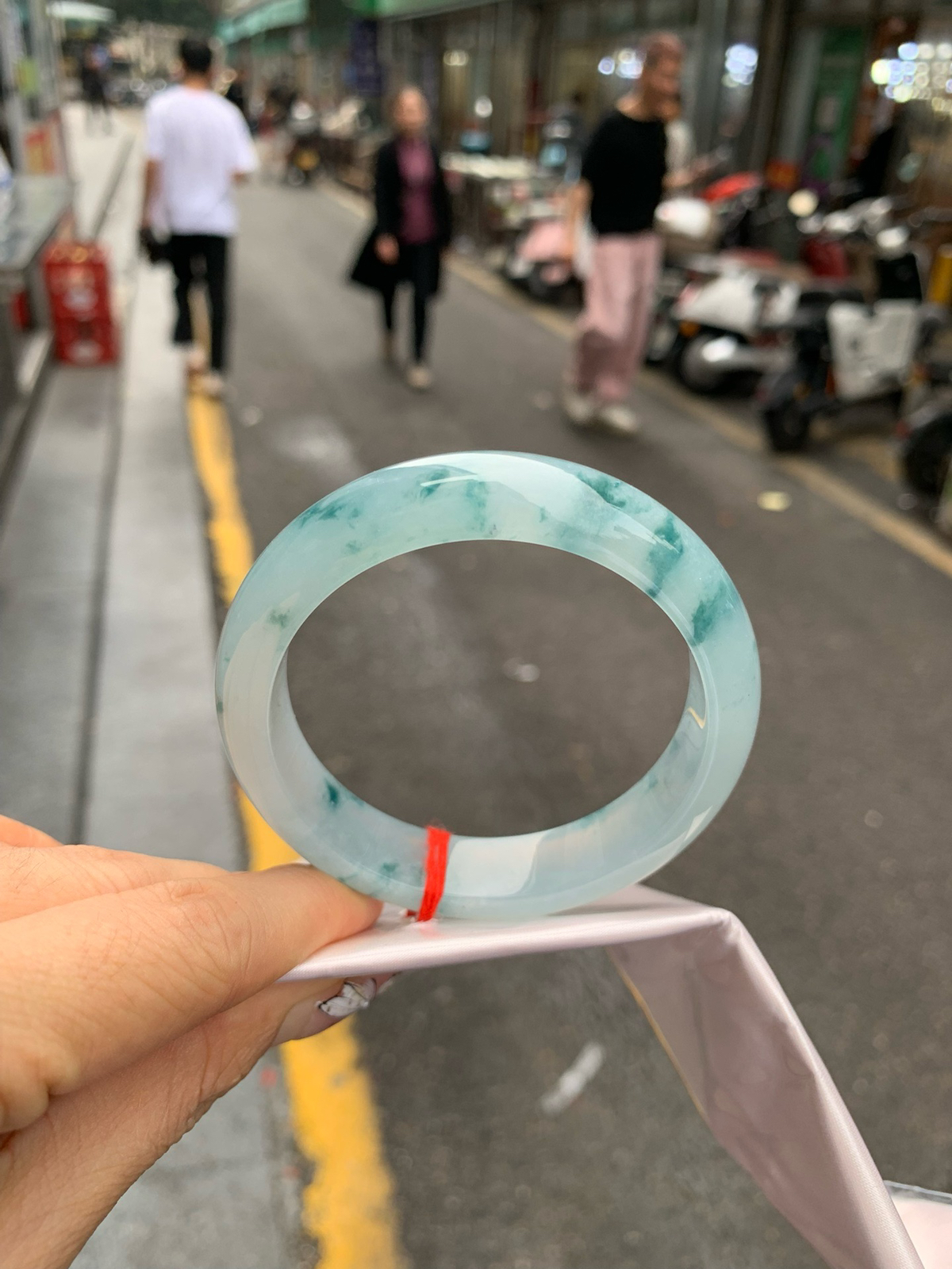 冰飘花正圈
56-8-13
底妆冰润，冰底中开出了朵朵蓝花，飘花灵动飘逸，勾勒出一幅唯美诗意的山水意境画，古典优雅又秀气