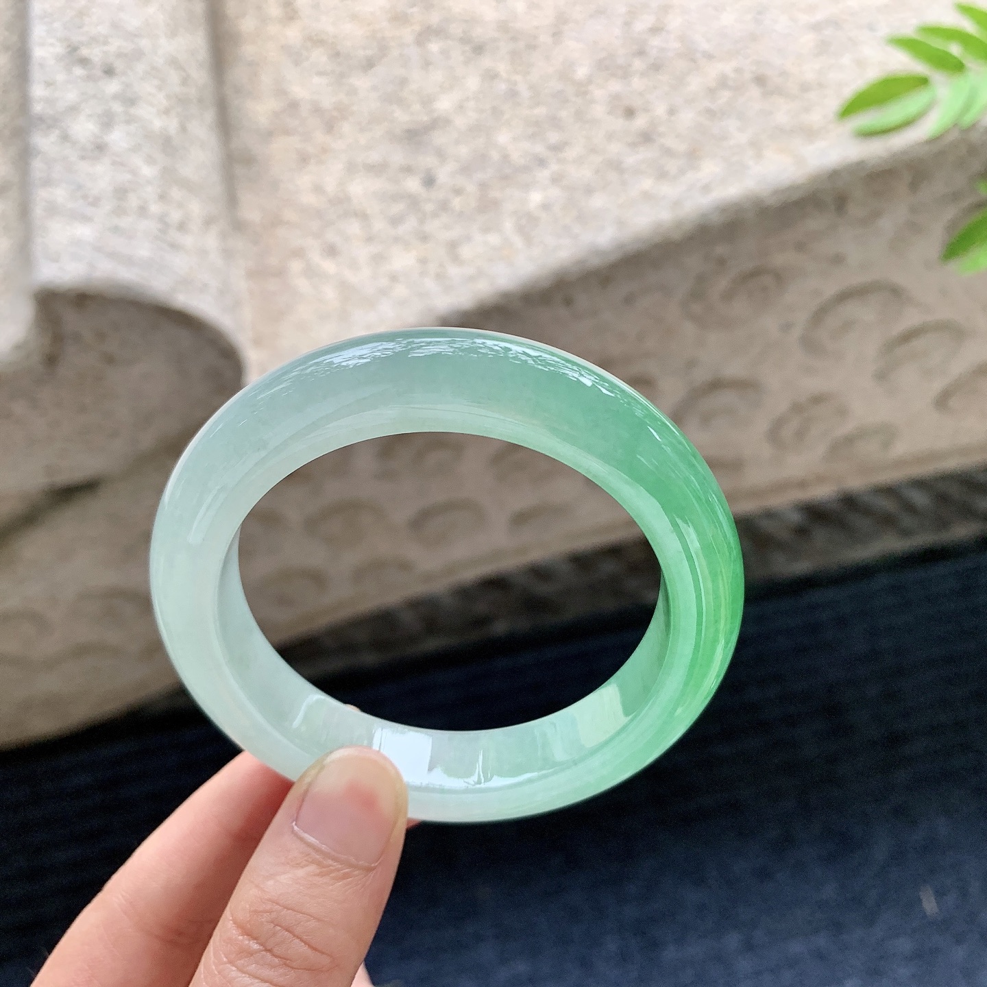 正圈54 55，圈口55.7/12.2/9.7，编码XY080124，冰糯阳绿，水润，种老，细腻，无裂