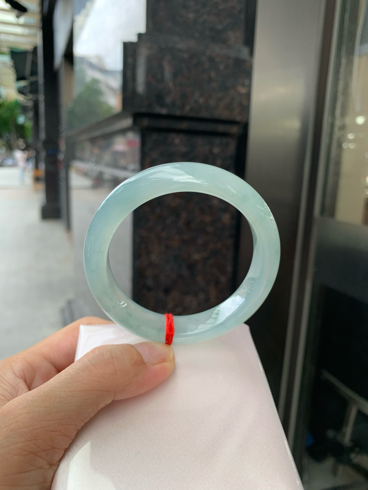 冰飘花正圈
55.8-8.4-13
打灯棉纹，底妆冰润细腻，碎花灵动像是被风吹散的蓝墨水，恰似春夜星河落入腕间