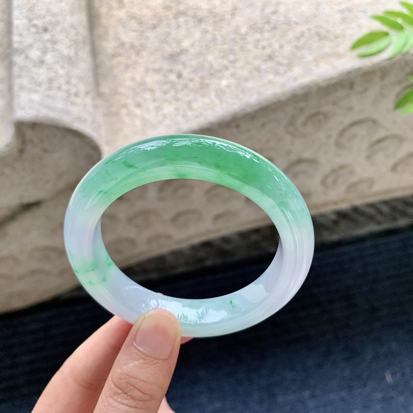 正圈54 55，圈口55.8/12/9.9，编码XY080125，描述冰糯春彩，飘绿，水润，种老，细腻，无裂。