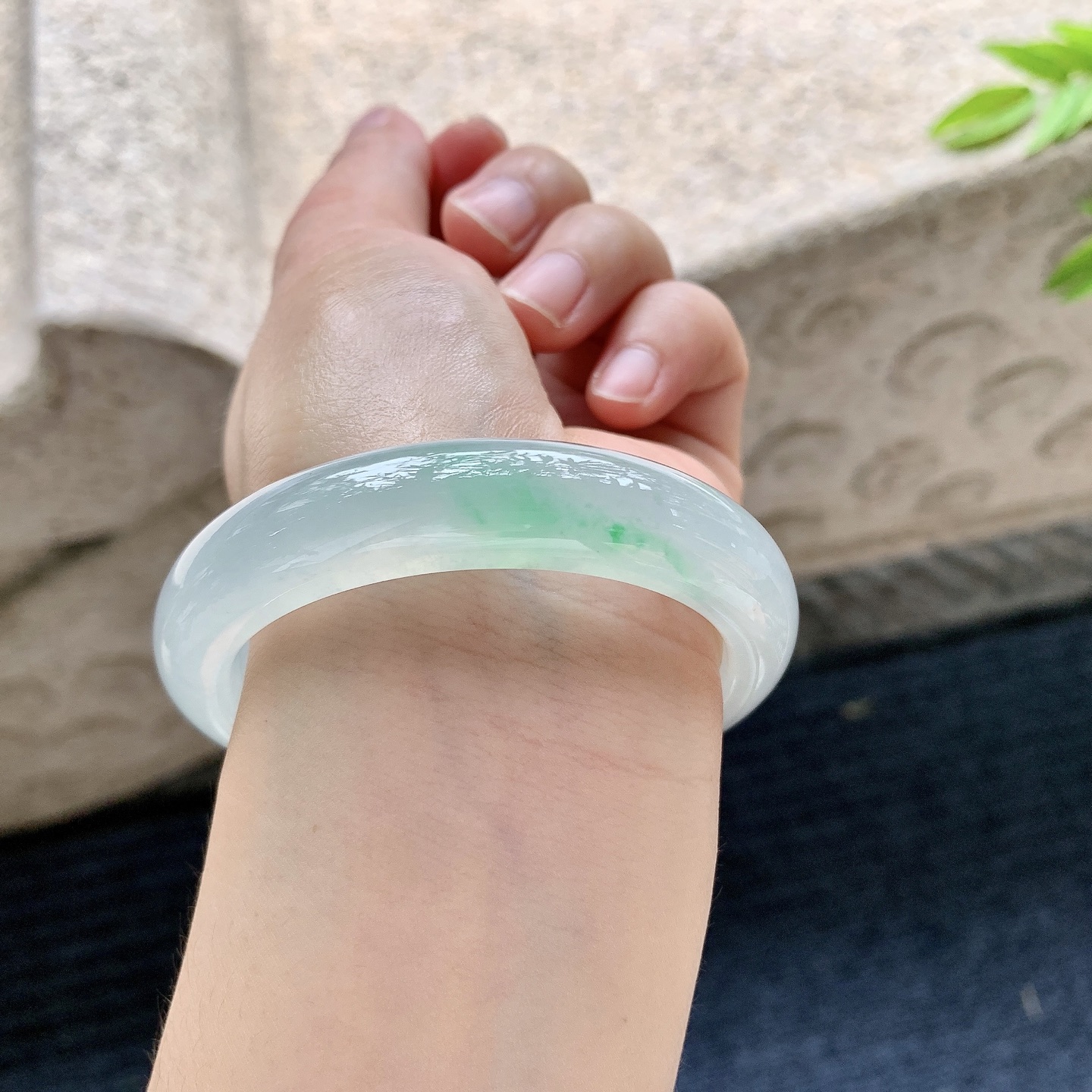 正圈53 54，圈口54.5/12.5/8.2，编码TB080139，冰糯飘绿，水润，种老，细腻，无裂。
