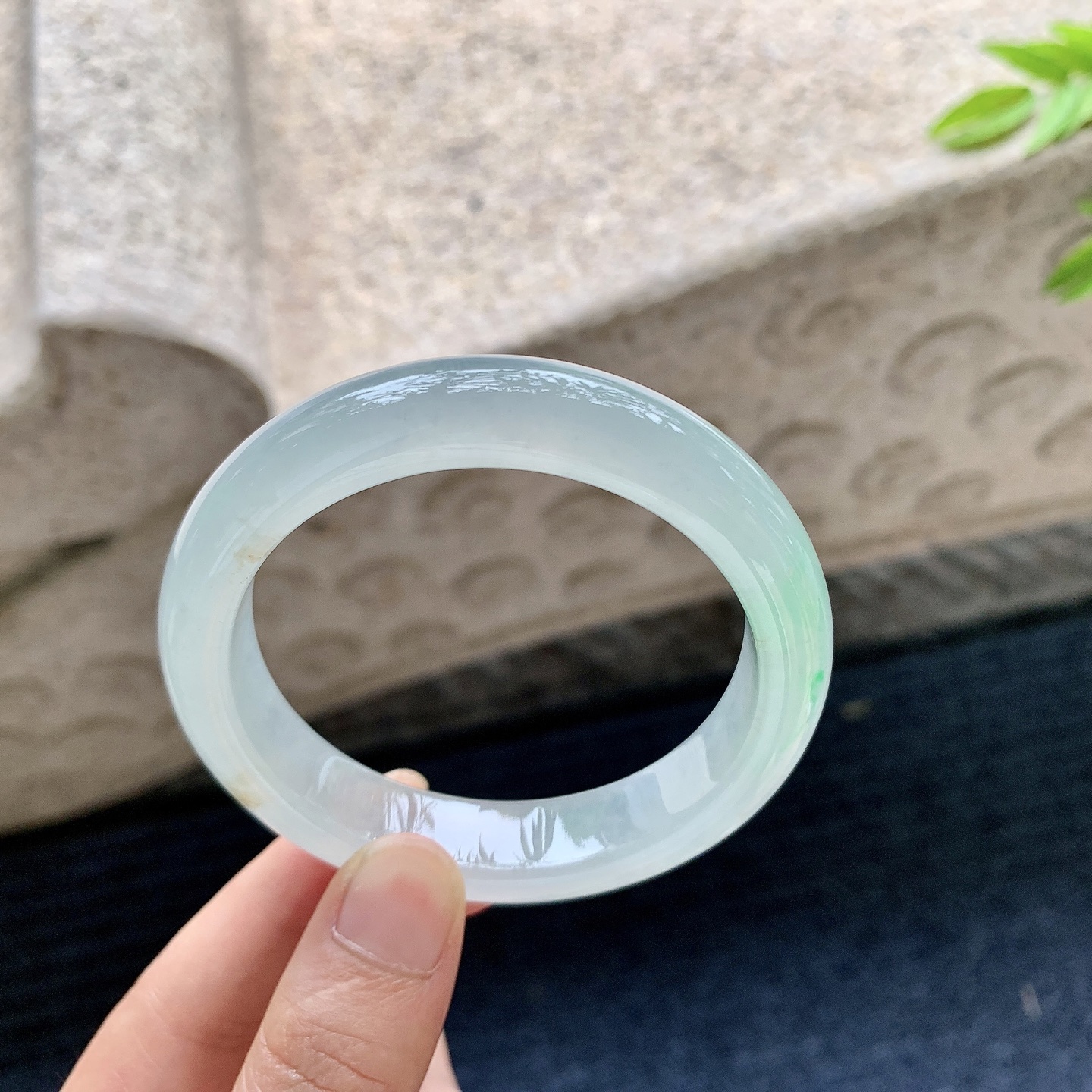 正圈53 54，圈口54.5/12.5/8.2，编码TB080139，冰糯飘绿，水润，种老，细腻，无裂。