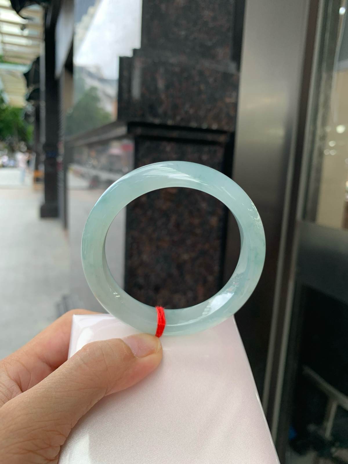 冰飘花正圈
55.8-8.4-13
打灯棉纹，底妆冰润细腻，碎花灵动像是被风吹散的蓝墨水，恰似春夜星河落入腕间