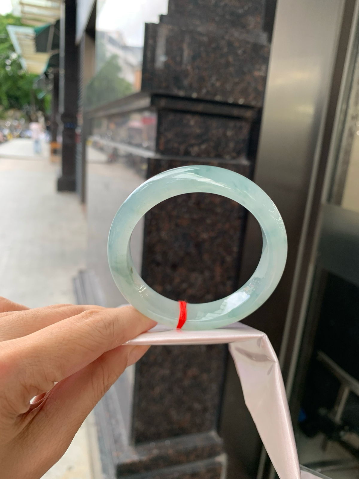 冰飘花正圈
55.8-8.4-13
打灯棉纹，底妆冰润细腻，碎花灵动像是被风吹散的蓝墨水，恰似春夜星河落入腕间