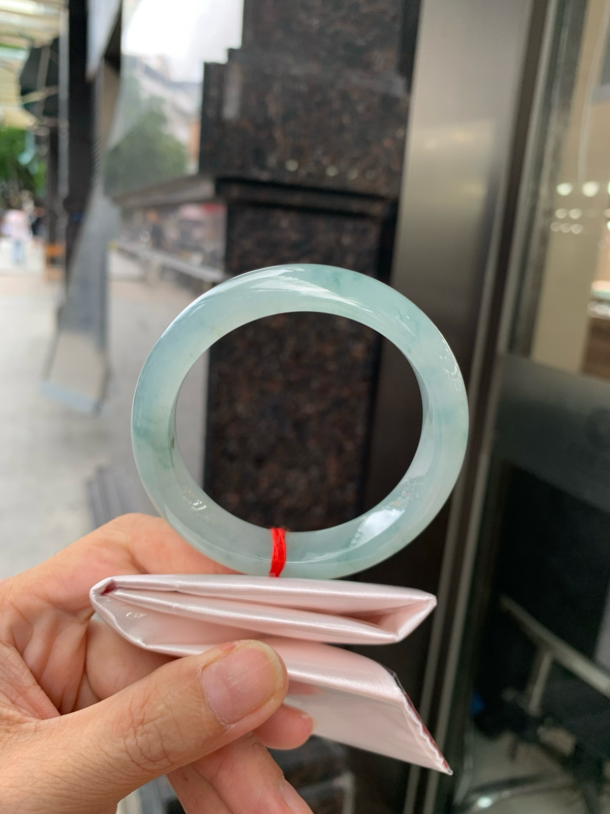 冰飘花正圈
55.8-8.4-13
打灯棉纹，底妆冰润细腻，碎花灵动像是被风吹散的蓝墨水，恰似春夜星
