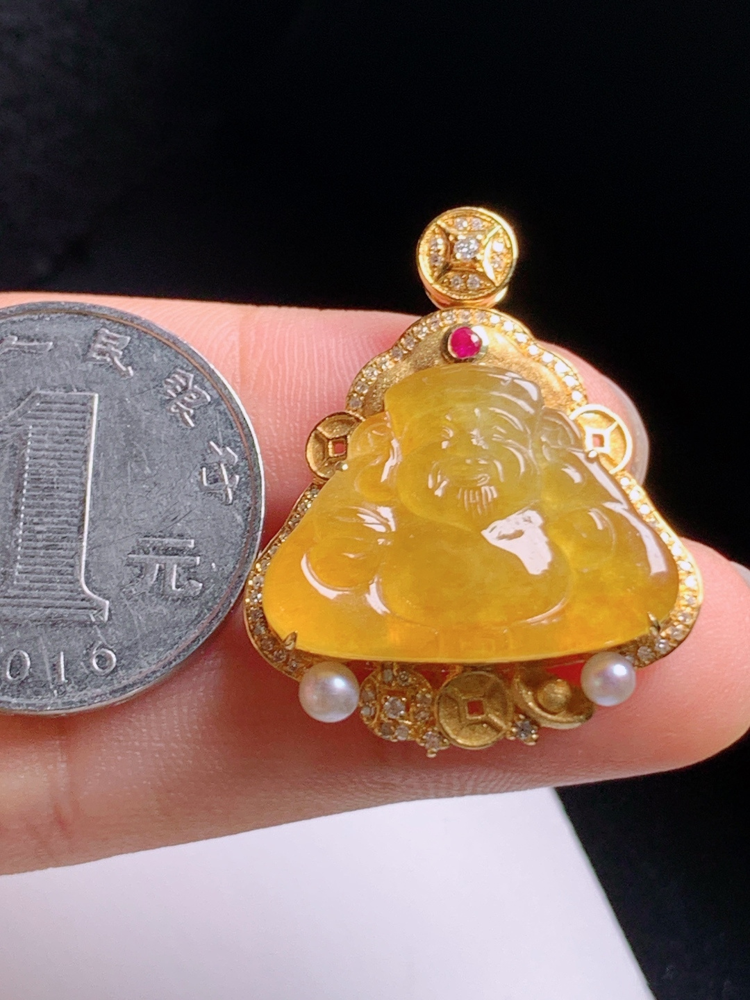 黄翡财神爷吊坠，暖透雕工喜庆，金饰珍珠点缀招财纳福，裸石17.2-23.2-2.931.9-25.9-8.2