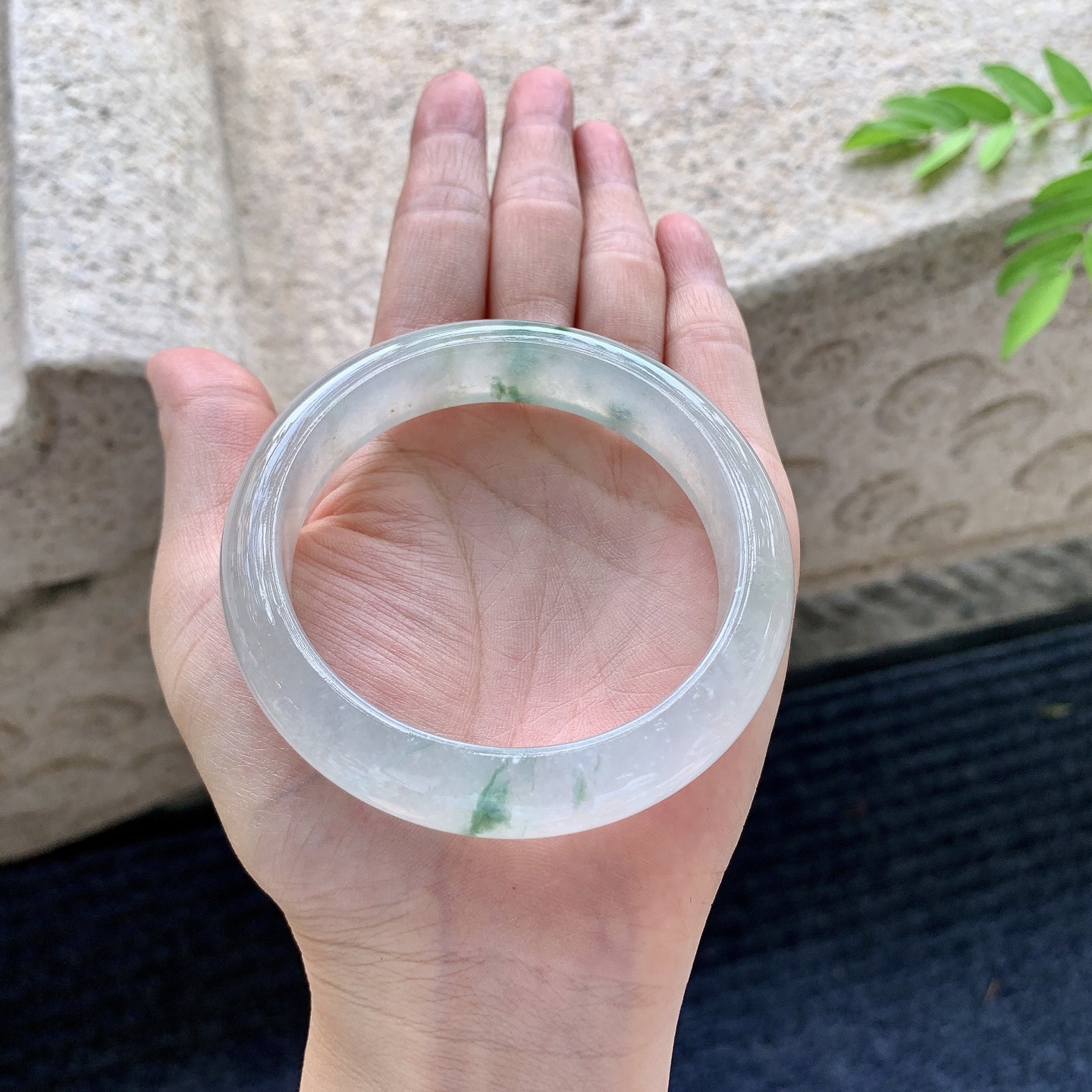 正圈56 57，圈口57/13/8.2，编码BA073082，描述冰糯飘绿，清透，水润，种老，细腻，