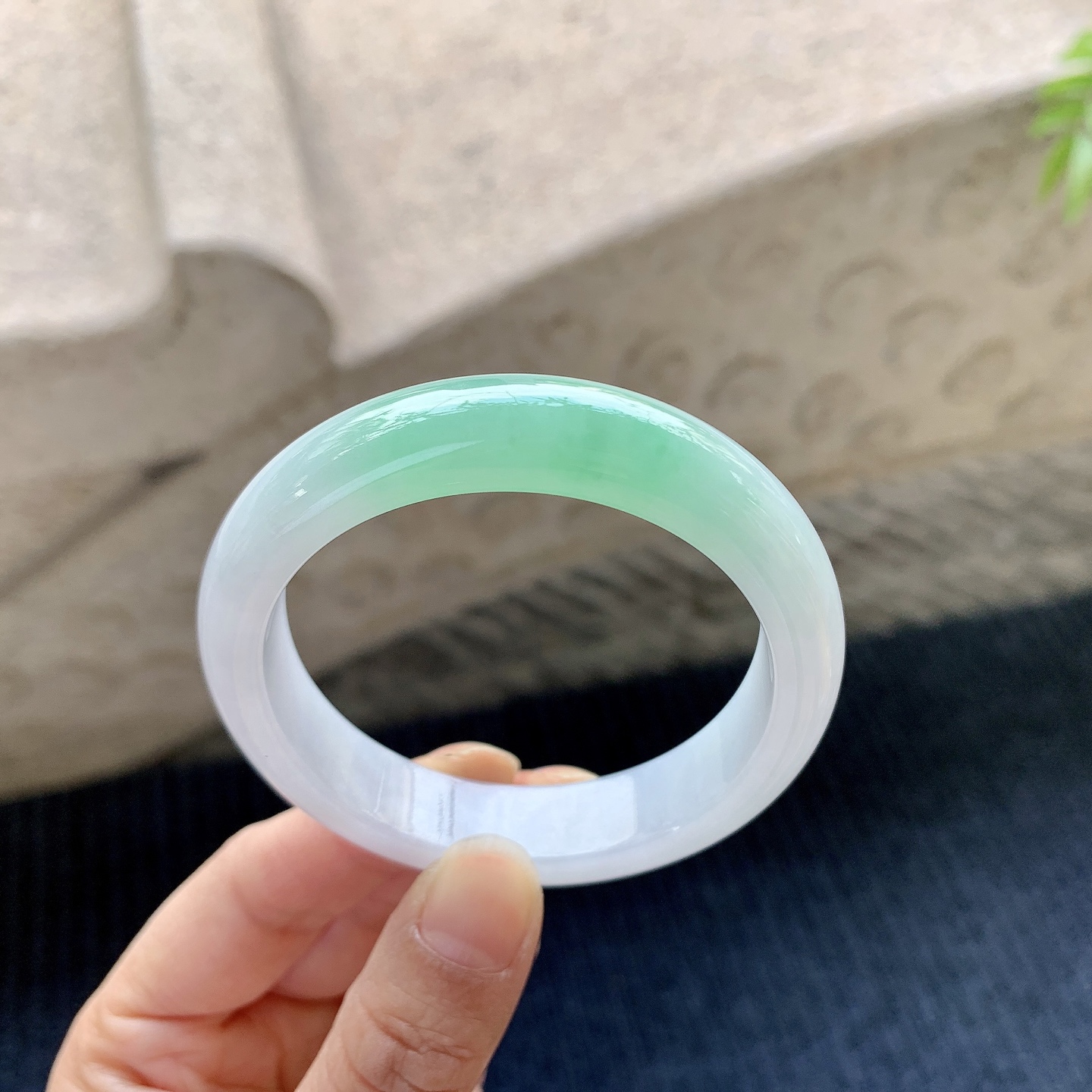 正圈49 50，圈口50.4/11.7/7.5，编码Q5073197，描述细糯飘绿，水润，种老，细腻，无裂。