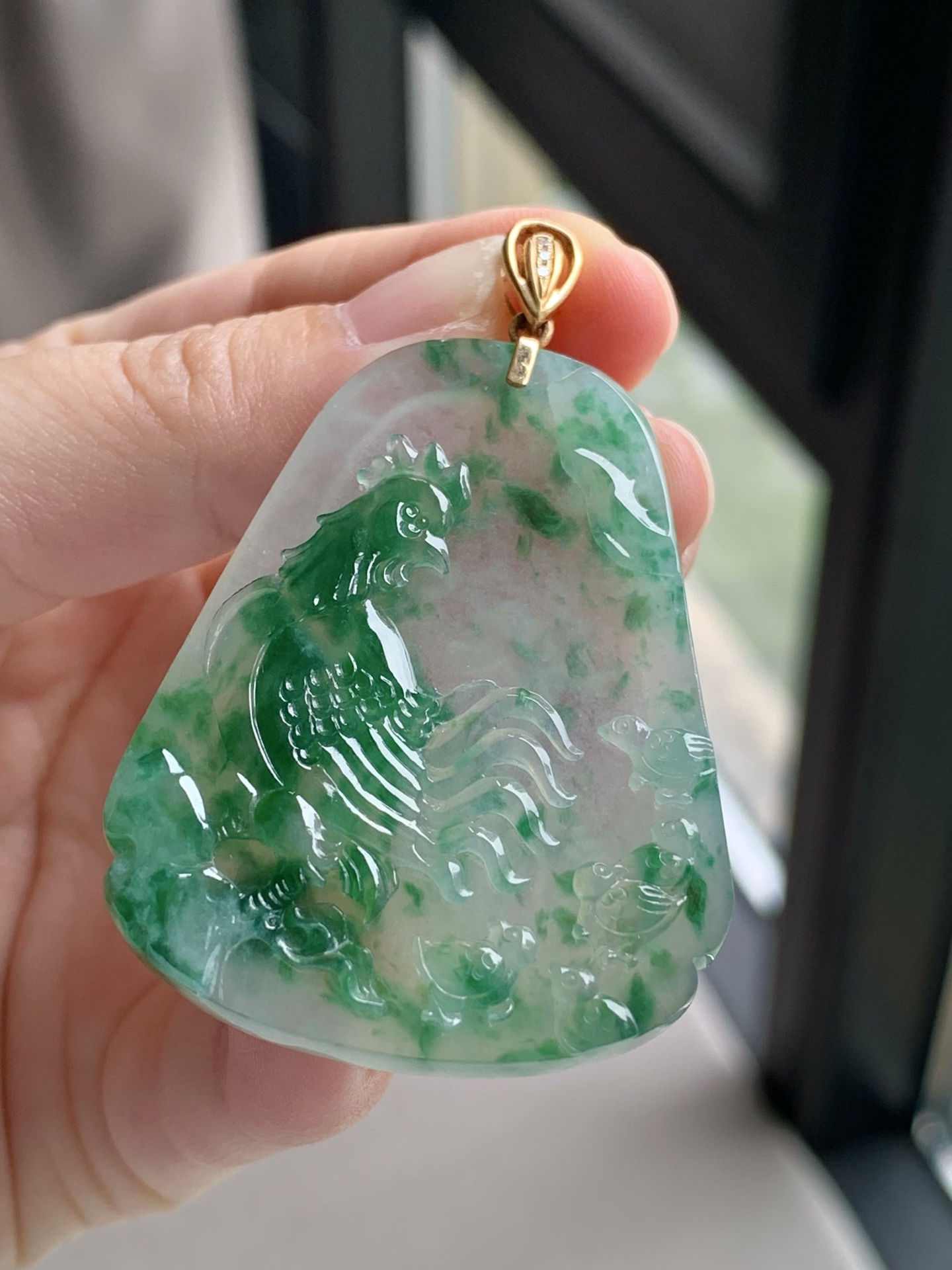 【18k金镶嵌生肖鸡牌吊坠】飘花灵动，种老细腻形体佳尺寸：成品：56.5*36*5.6，裸石：45.8*36*5.6,a38731