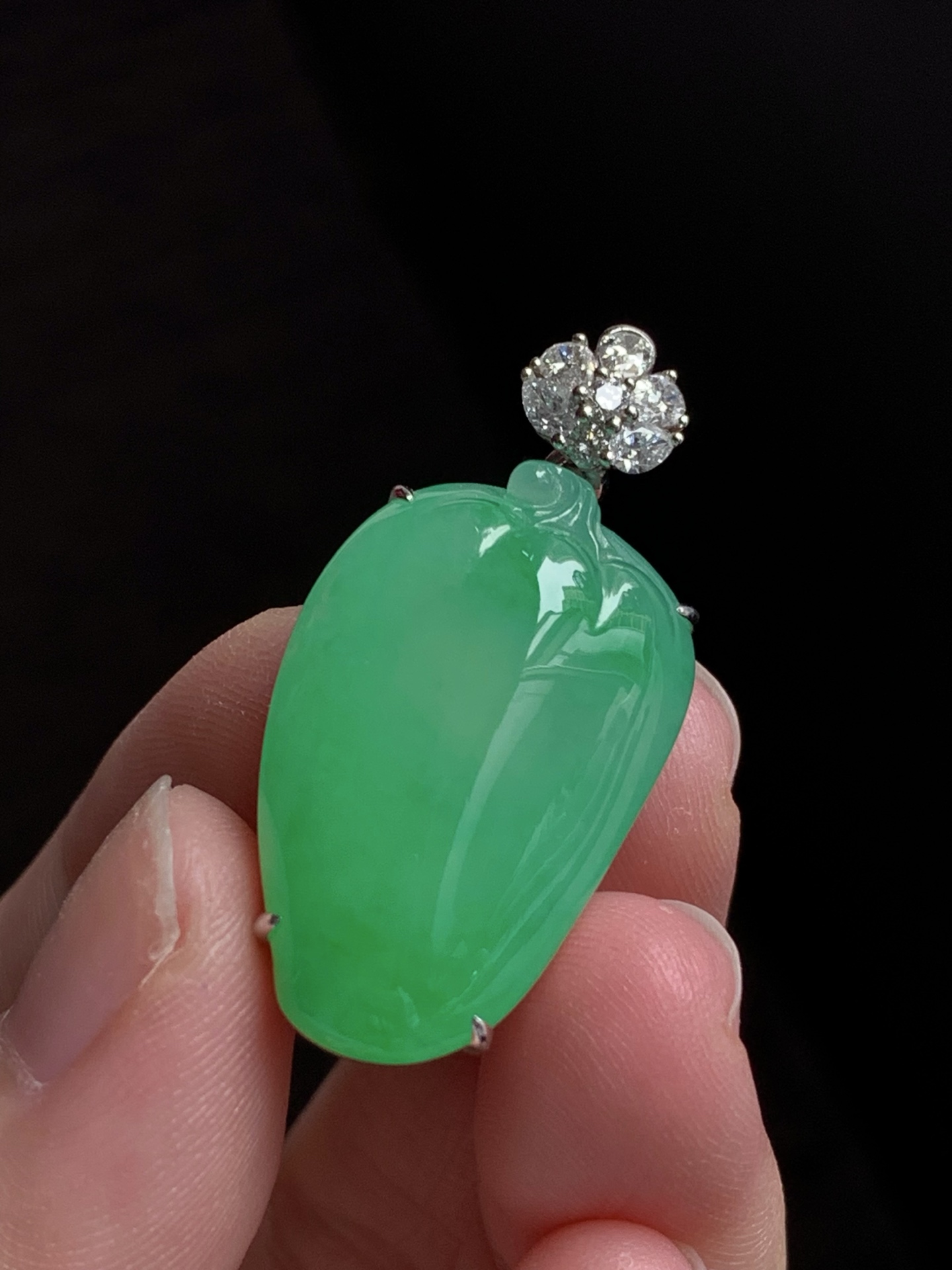 【18k金镶嵌福瓜吊坠】种老细腻，色阳浓郁起胶，尺寸：成品：32.7*15.8*8.8，裸石：25*16*5.7,a39731