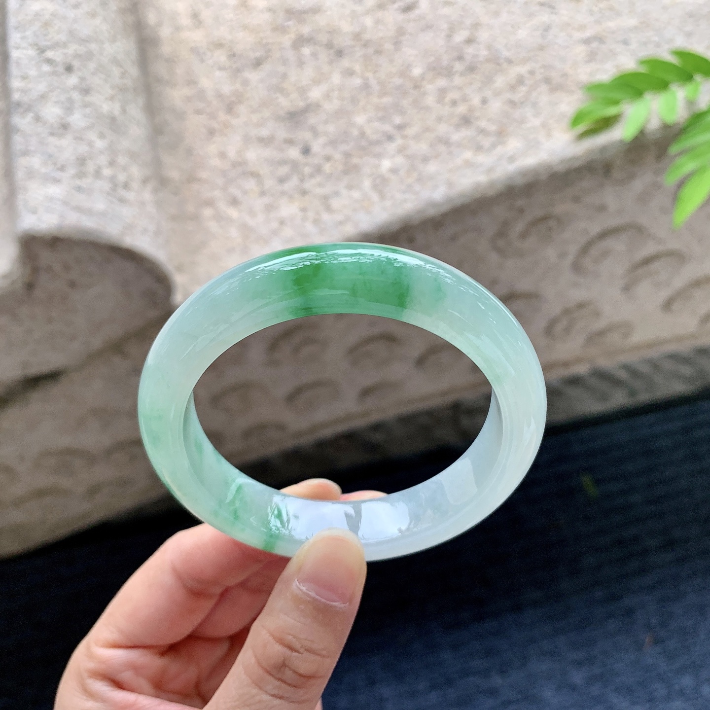 正圈54 55，圈口55.4/12.2/8.7，编码B2073005，描述冰糯飘绿，水润，种老，细腻，打灯有纹线
