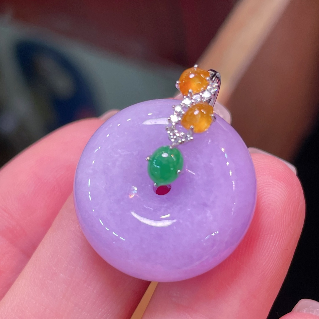 ️翡翠A货 平安扣吊坠，满色，料子冰润细腻，种老起光，18k金镶真钻，上身佩戴效果很好，尺寸如图，21.5-21.2-9.6