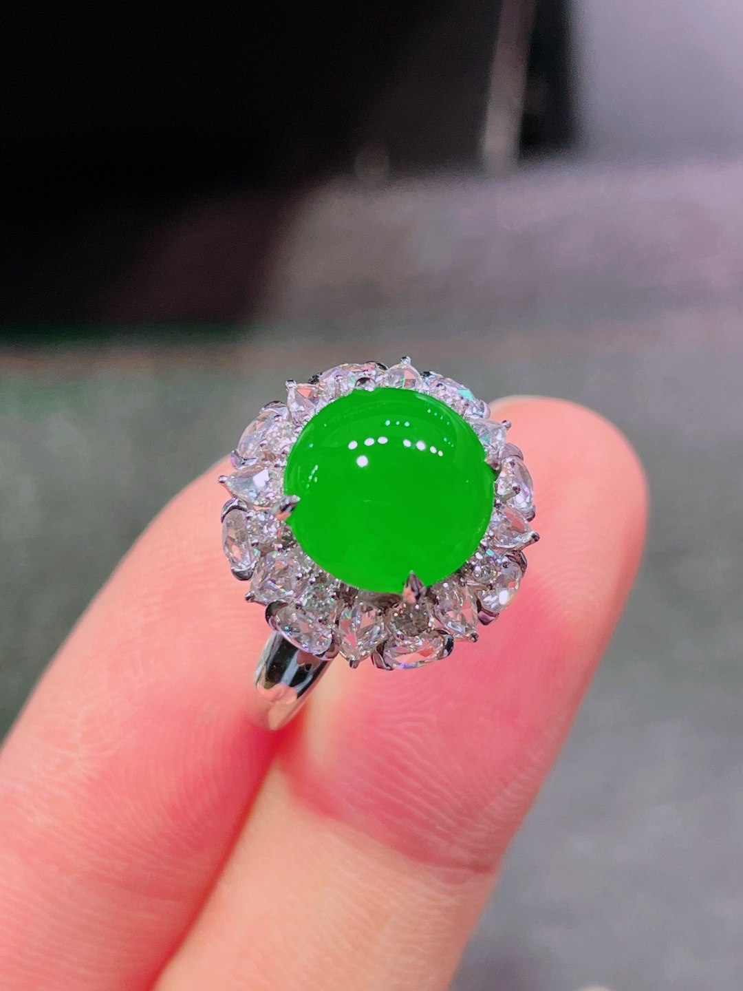 高冰绿蛋面戒指 晶莹剔透，新颖时尚，品相，10-4