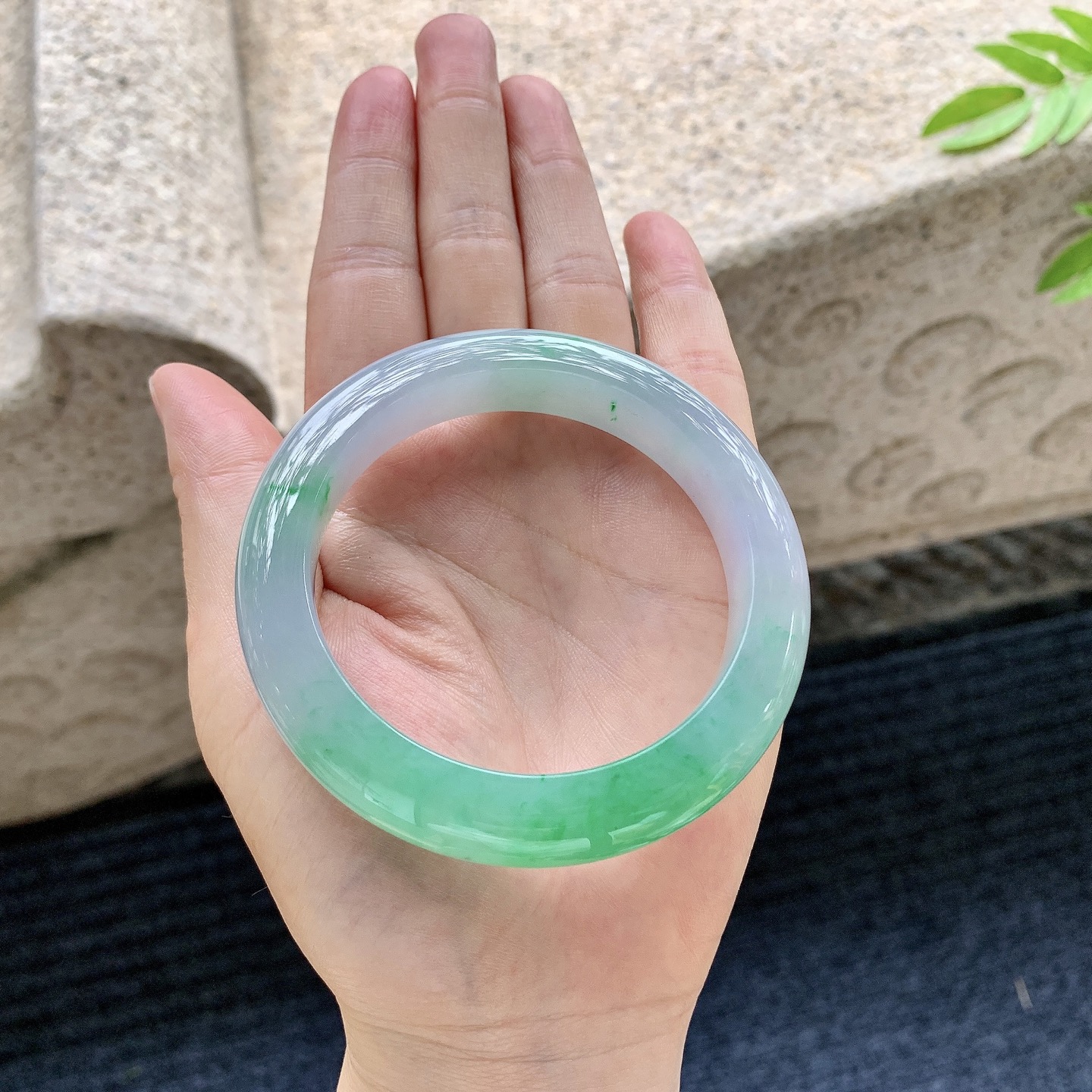 正圈54 55，圈口55.8/12/9.9，编码XY080125，描述冰糯春彩，飘绿，水润，种老，细腻，无裂。