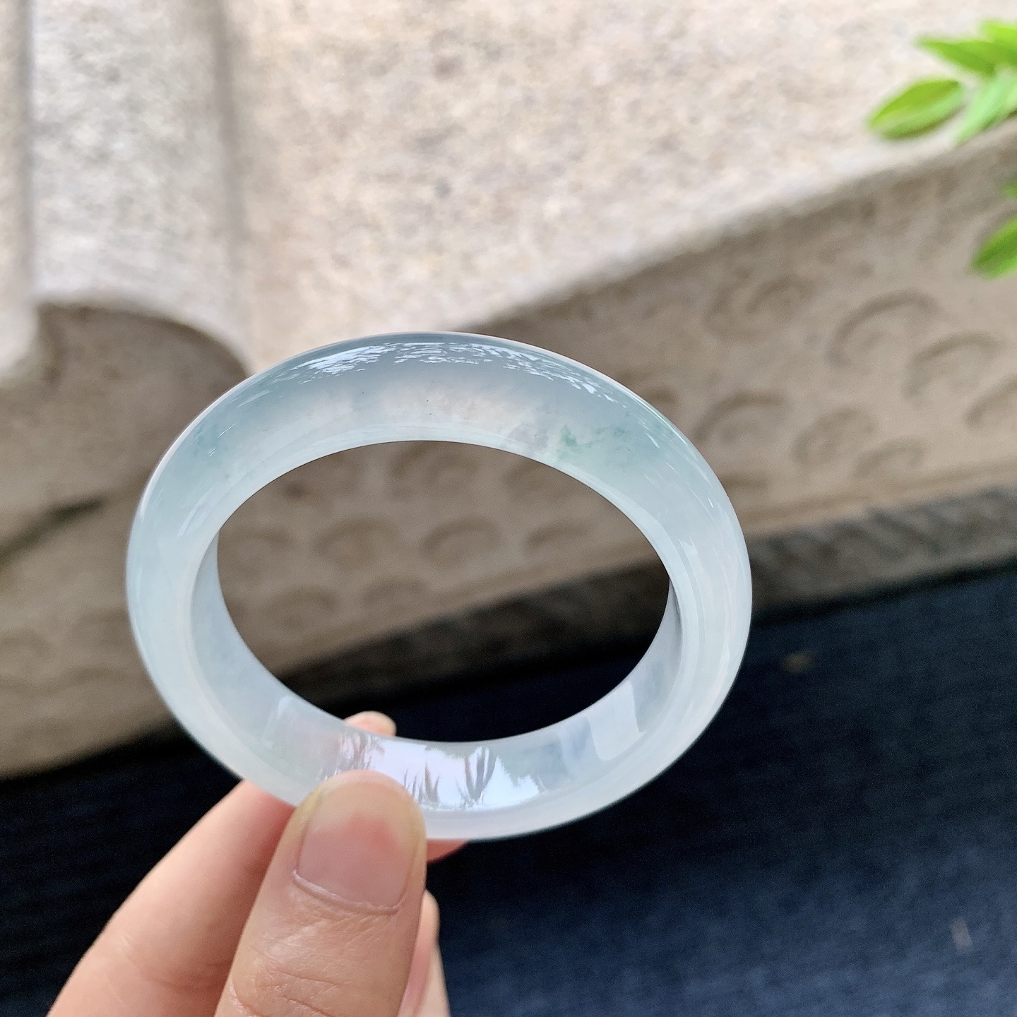 正圈49 50，圈口50.2/11.8/8，编码DZ080111，描述冰糯飘花，清透，水润，种老，细腻，有纹线