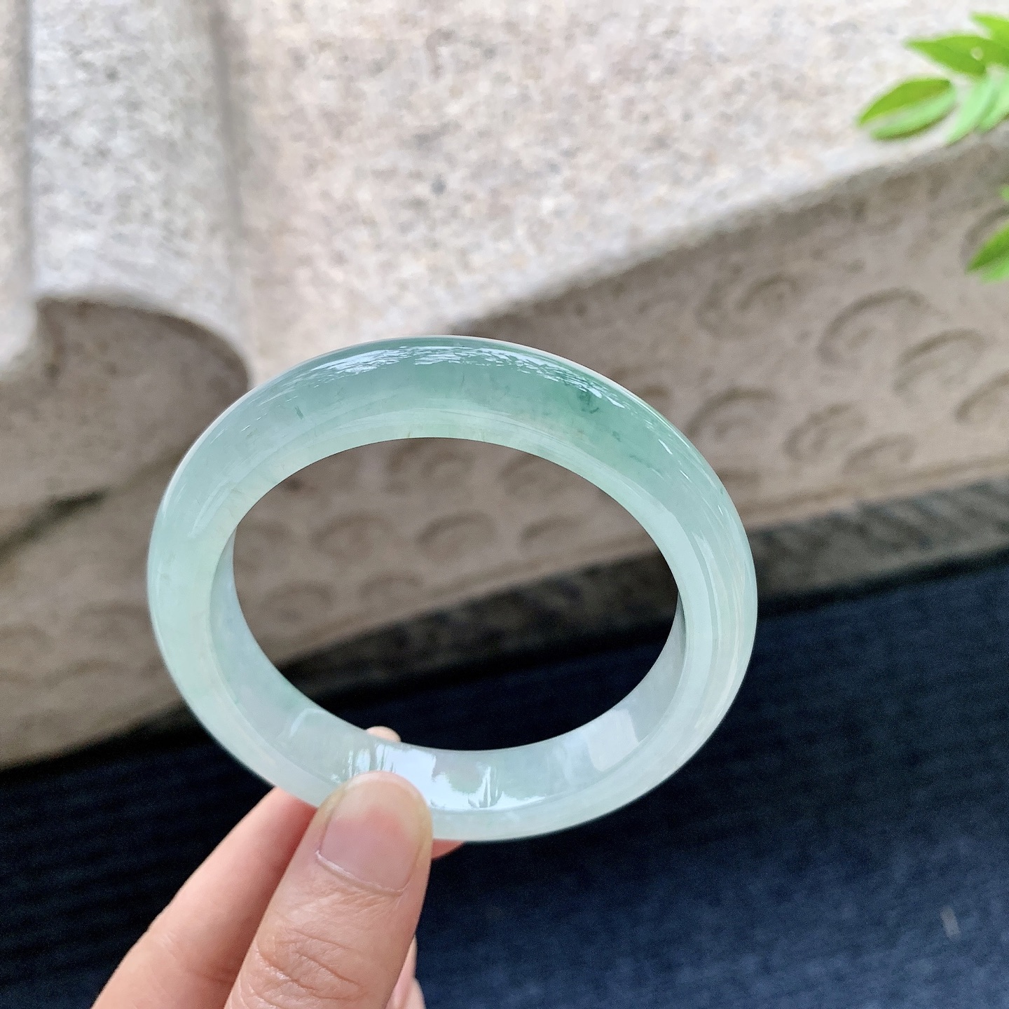 正圈56 57，圈口57.4/11.7/9.1，编码DJ080121，冰糯飘绿，水润，种老，细腻，打灯有絮线