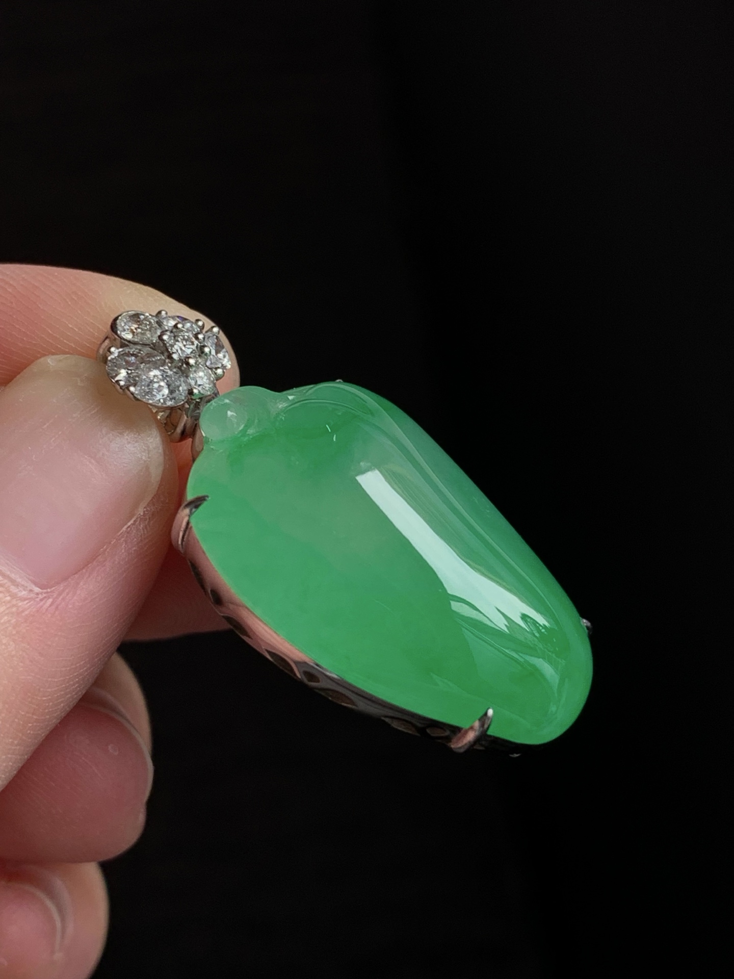 【18k金镶嵌福瓜吊坠】种老细腻，色阳浓郁起胶，尺寸：成品：32.7*15.8*8.8，裸石：25*