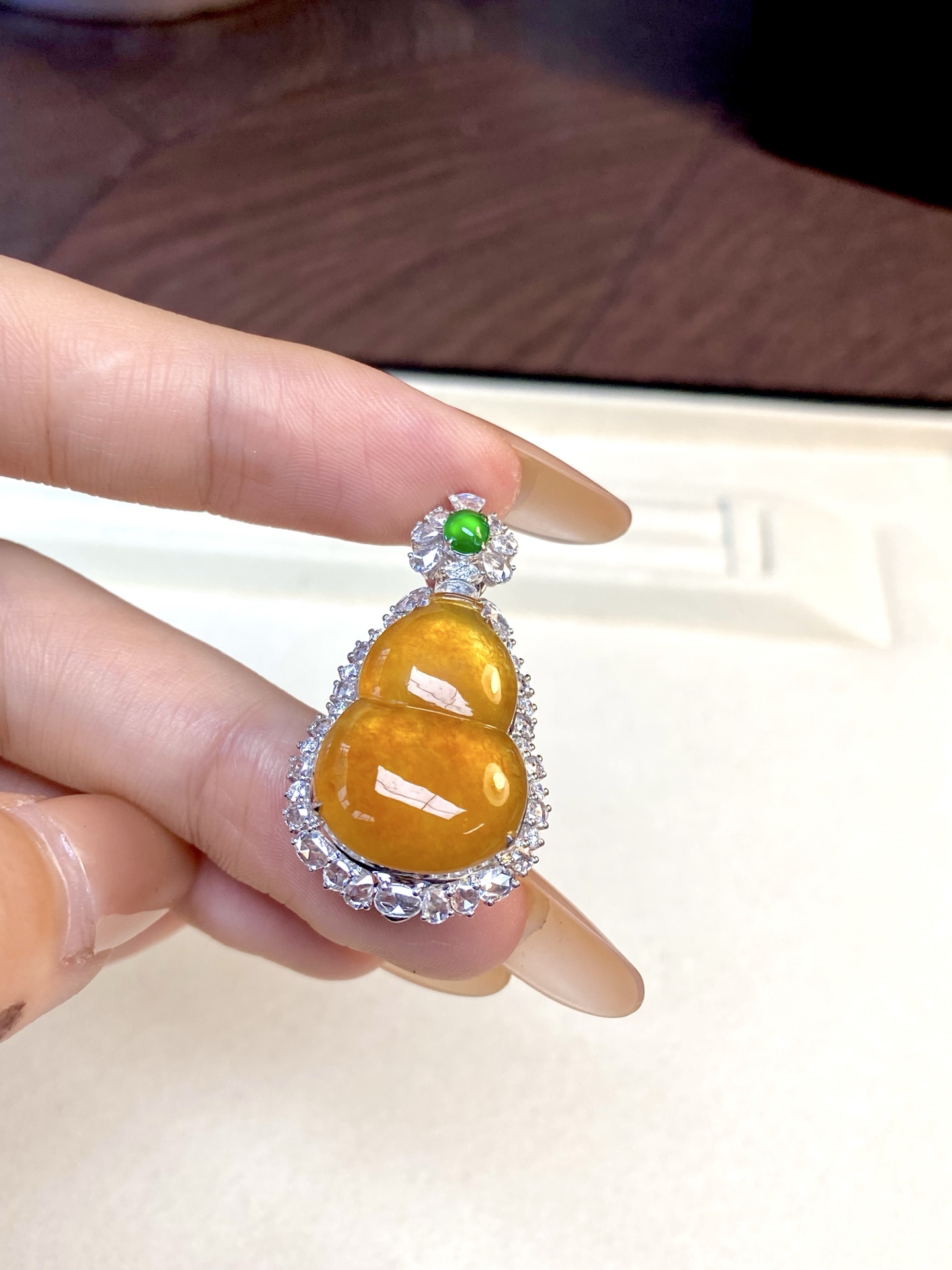 冰种黄翡葫芦吊坠，明媚招财色，自带莹润光泽，小口大肚福气相，福禄满满，上身衬肤显贵：36.1-20.2-11.7，裸石：22.1-15.6-5.6mm，无裂。
