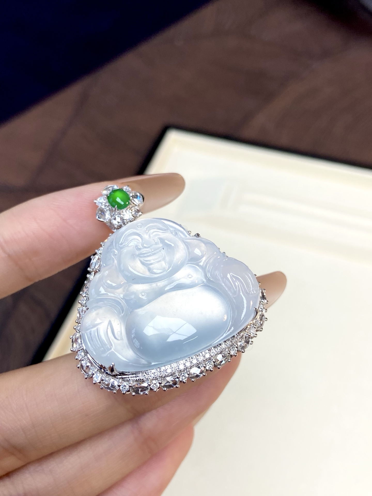 高冰种佛公吊坠，傲人的品质轻松看得到，圆鼓鼓的肚子 超讨喜，憨态可掬 上身淡雅大气 整体：40.2-35.2-14，裸石：30.6-26-5.6mm，无裂。