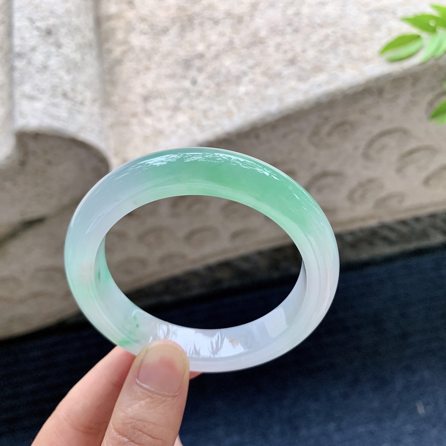 正圈53 54，圈口54.6/12.6/9，编码B2080106，描述冰糯飘阳绿，水润，种老，细腻，打灯有絮线
