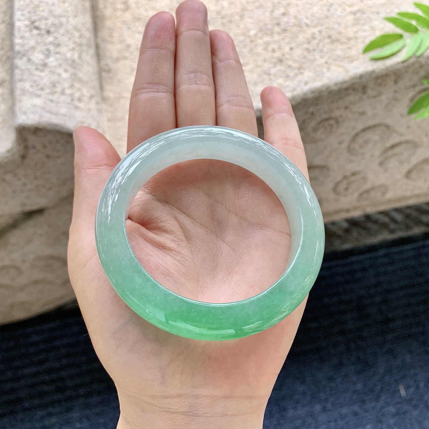 正圈54 55，圈口55.7/12.2/9.7，编码XY080124，冰糯阳绿，水润，种老，细腻，无