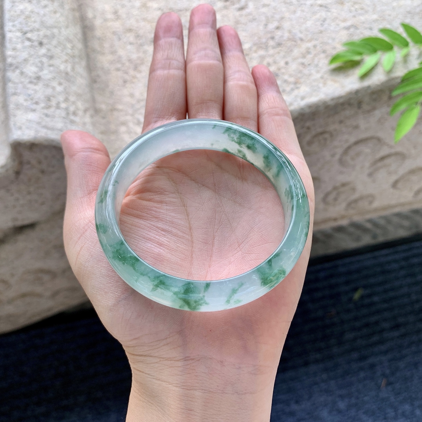 正圈55 56，圈口56.3/14/7.5，编码Q5073052，冰种飘花，清透，水润，种老，细腻，