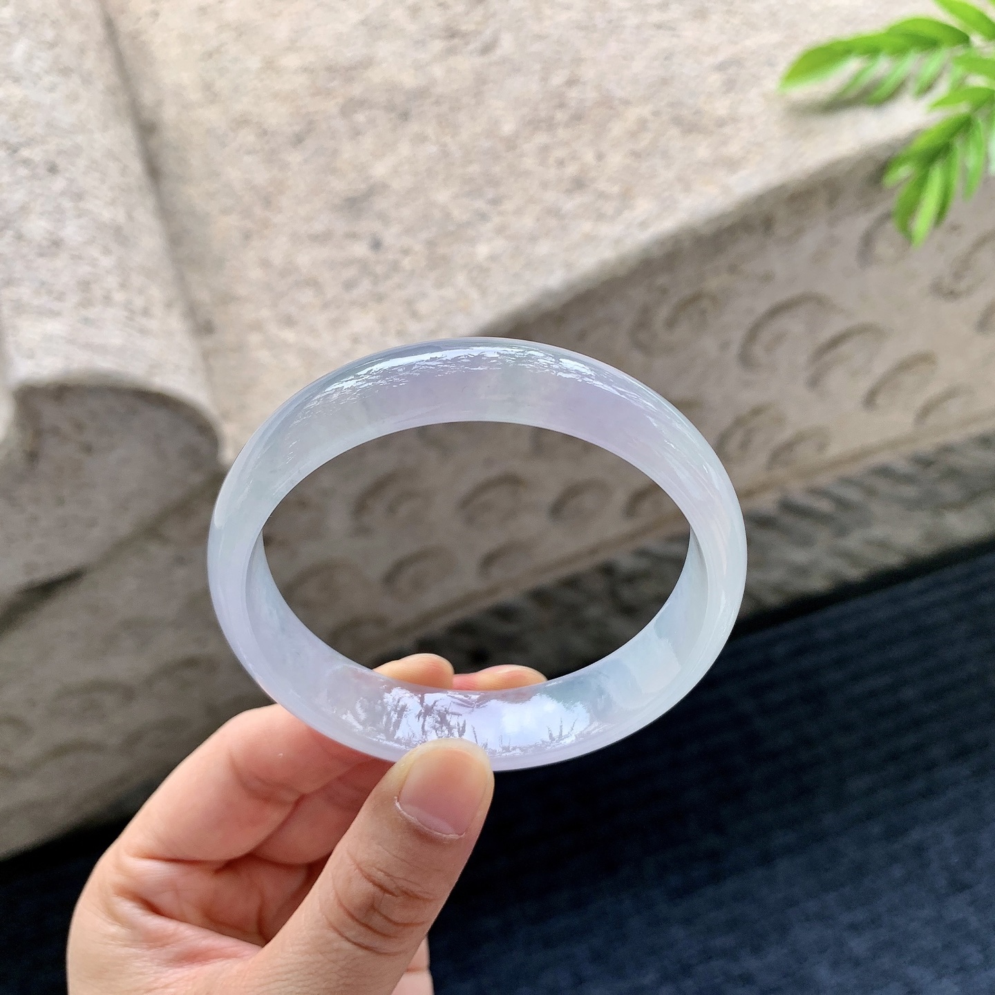 正圈57 58，圈口58/13.7/6.3，编码A1071784，描述冰糯，水润，种老，细腻，无裂。