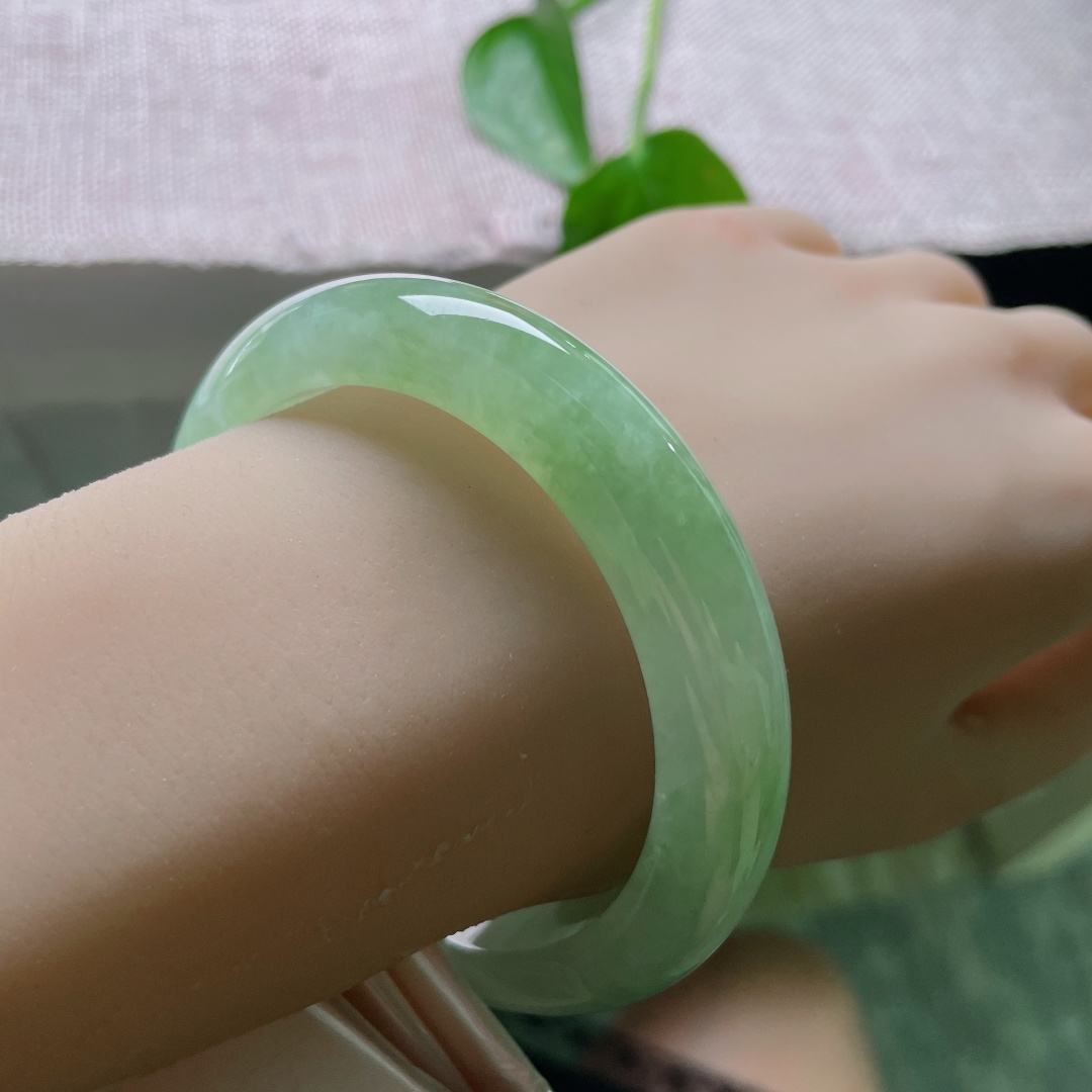 青草绿正圈，冰润细腻，清雅苑苑，无裂，56632a