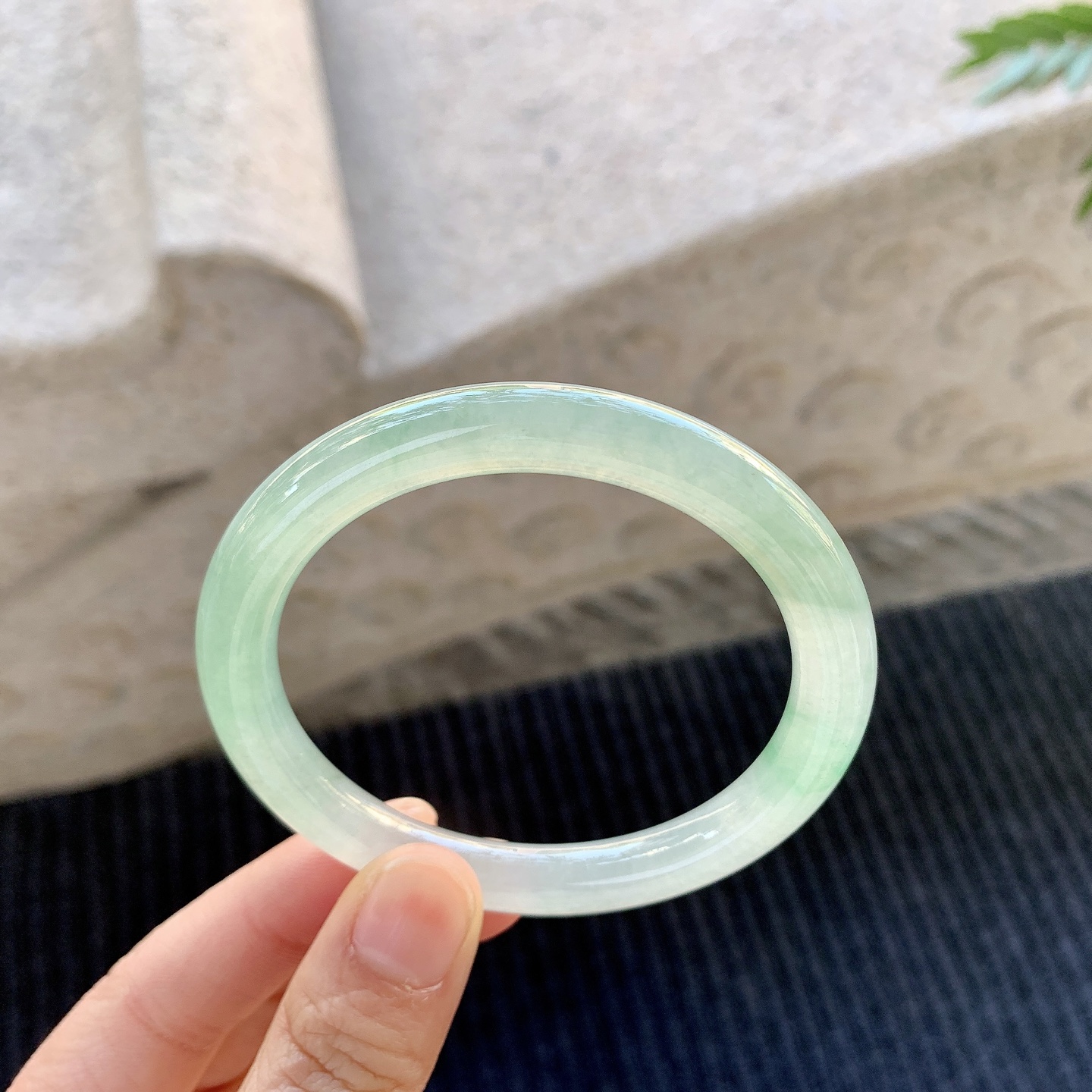 圆条54 55，圈口55.3/8/8.3，编码Q5073198，描述冰糯飘绿，清透，水润，种老，细腻，无裂。
