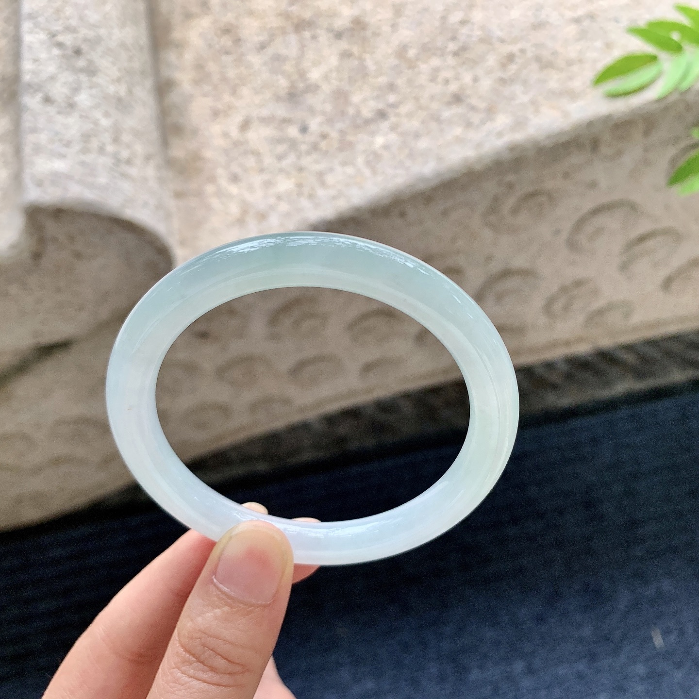 圆条55 56，圈口56.8/8.3/8.4，编码W6080127，细糯底色，水润，种老，细腻，无裂。