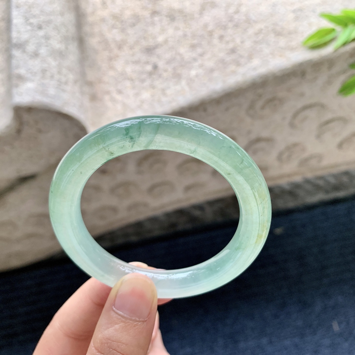 圆条50 51，圈口51.2/9.3/9.5，编码DZ080112，描述冰糯飘黄翡，水润，种老，细腻，有棉根