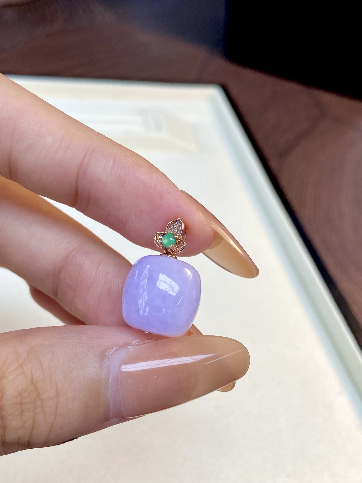 冰紫路路通吊坠，极简的感，低头间皆是内敛贵气，寓意路路畅通 财运滚滚：20.1，裸石：13.2-12.7mm，无裂。