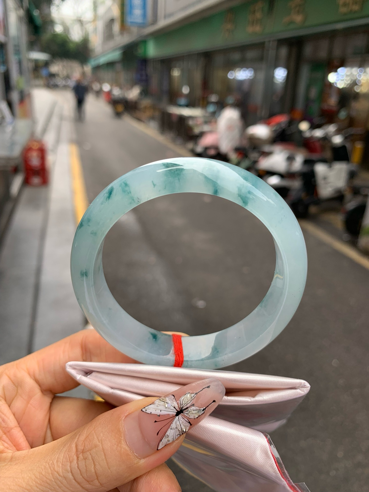 冰飘花正圈
56-8-13
底妆冰润，冰底中开出了朵朵蓝花，飘花灵动飘逸，勾勒出一幅唯美诗意的山水意