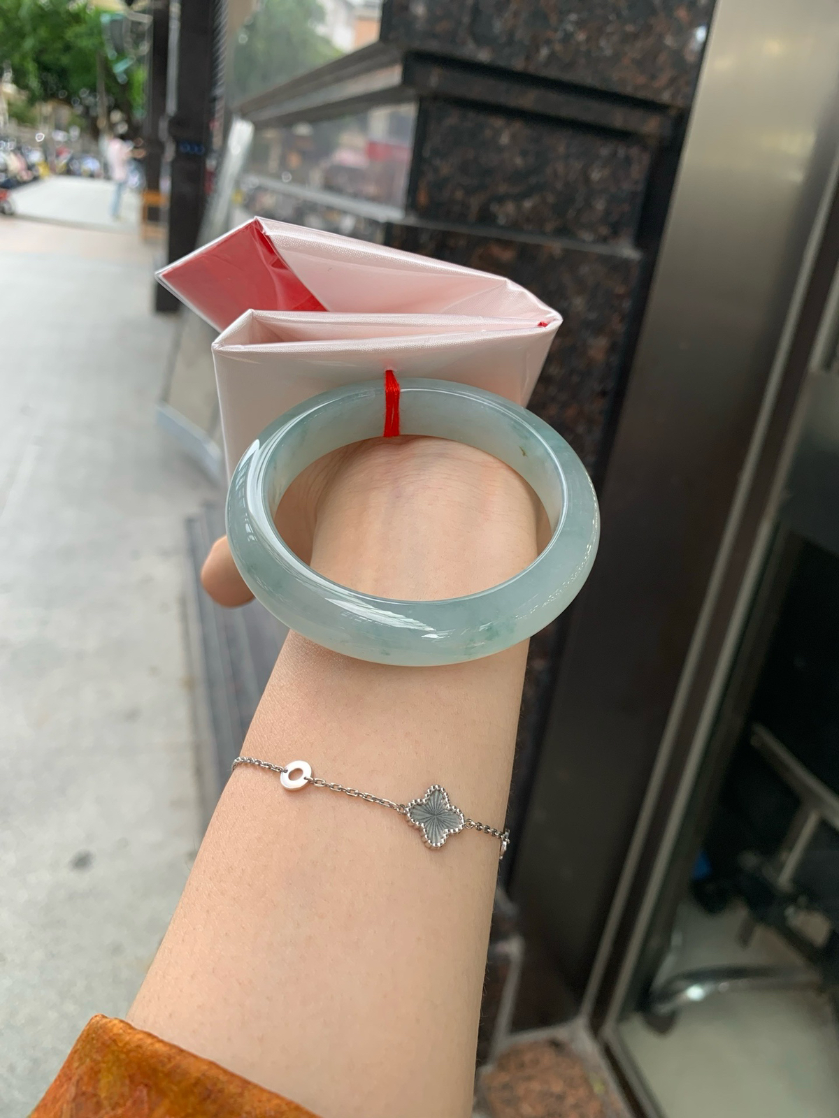 冰飘花正圈
55.8-8.4-13
打灯棉纹，底妆冰润细腻，碎花灵动像是被风吹散的蓝墨水，恰似春夜星河落入腕间