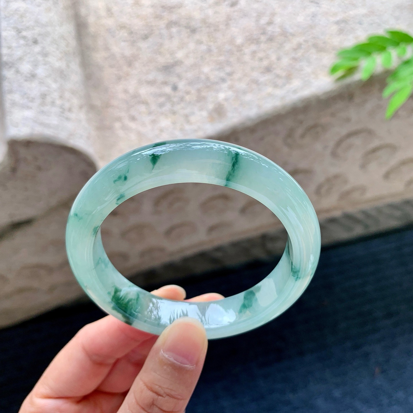 正圈54 55
【圈口】54.6/12/8.3
【描述】冰糯飘花，水润，种老，细腻，打灯有纹线！