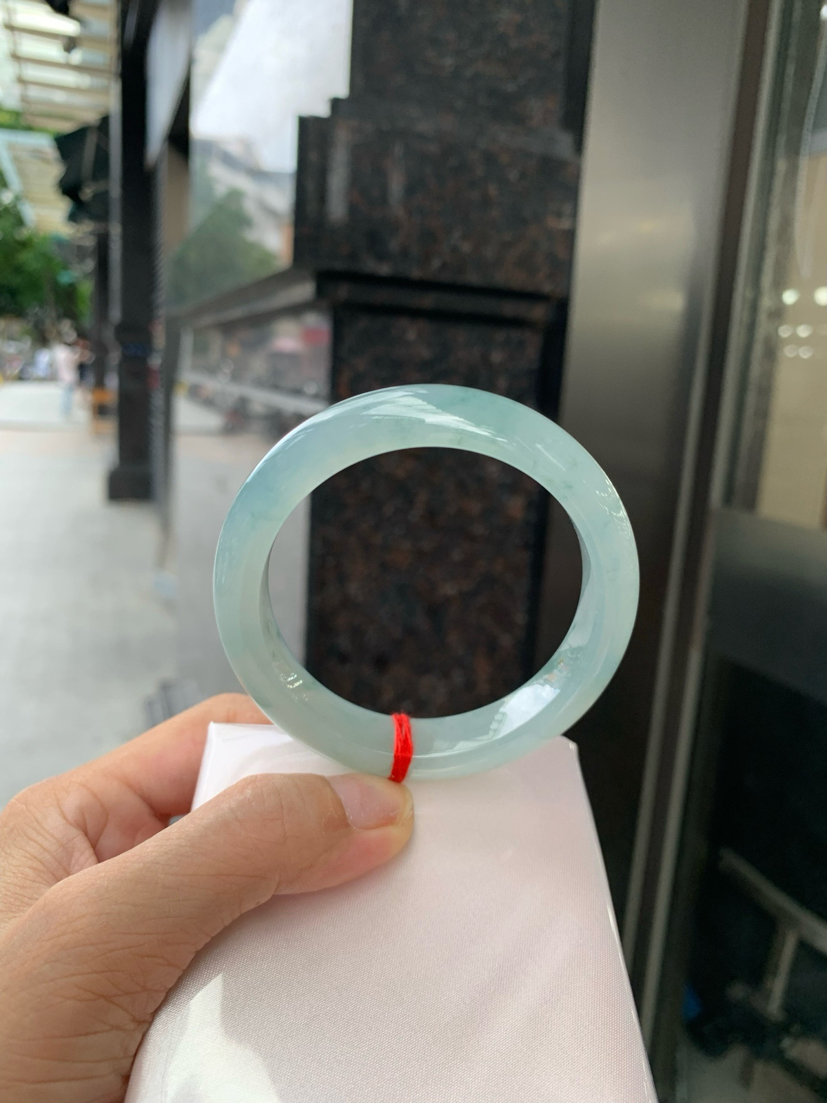 冰飘花正圈
55.8-8.4-13
打灯棉纹，底妆冰润细腻，碎花灵动像是被风吹散的蓝墨水，恰似春夜星河落入腕间