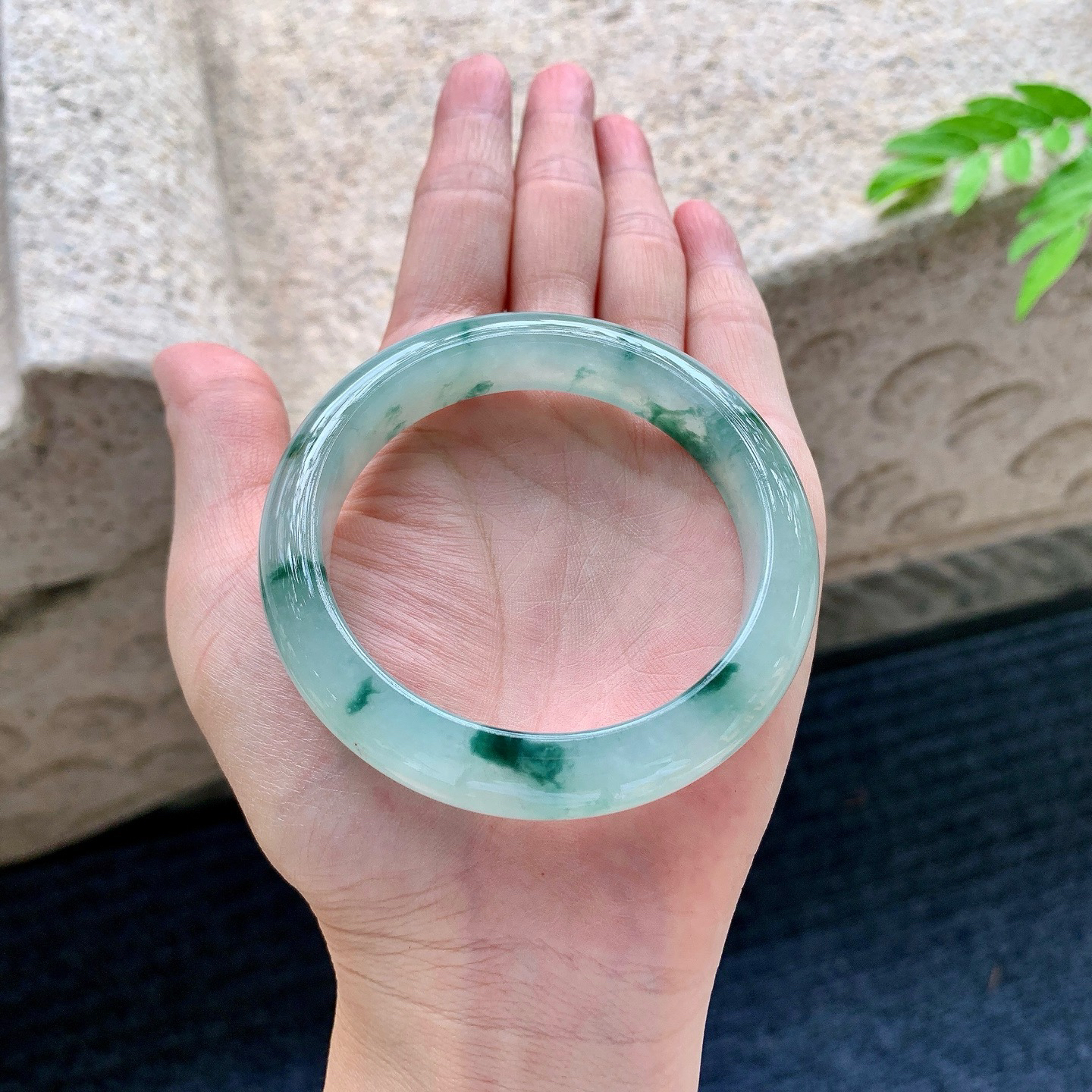 正圈54 55
【圈口】54.6/12/8.3
【描述】冰糯飘花，水润，种老，细腻，打灯有纹线！