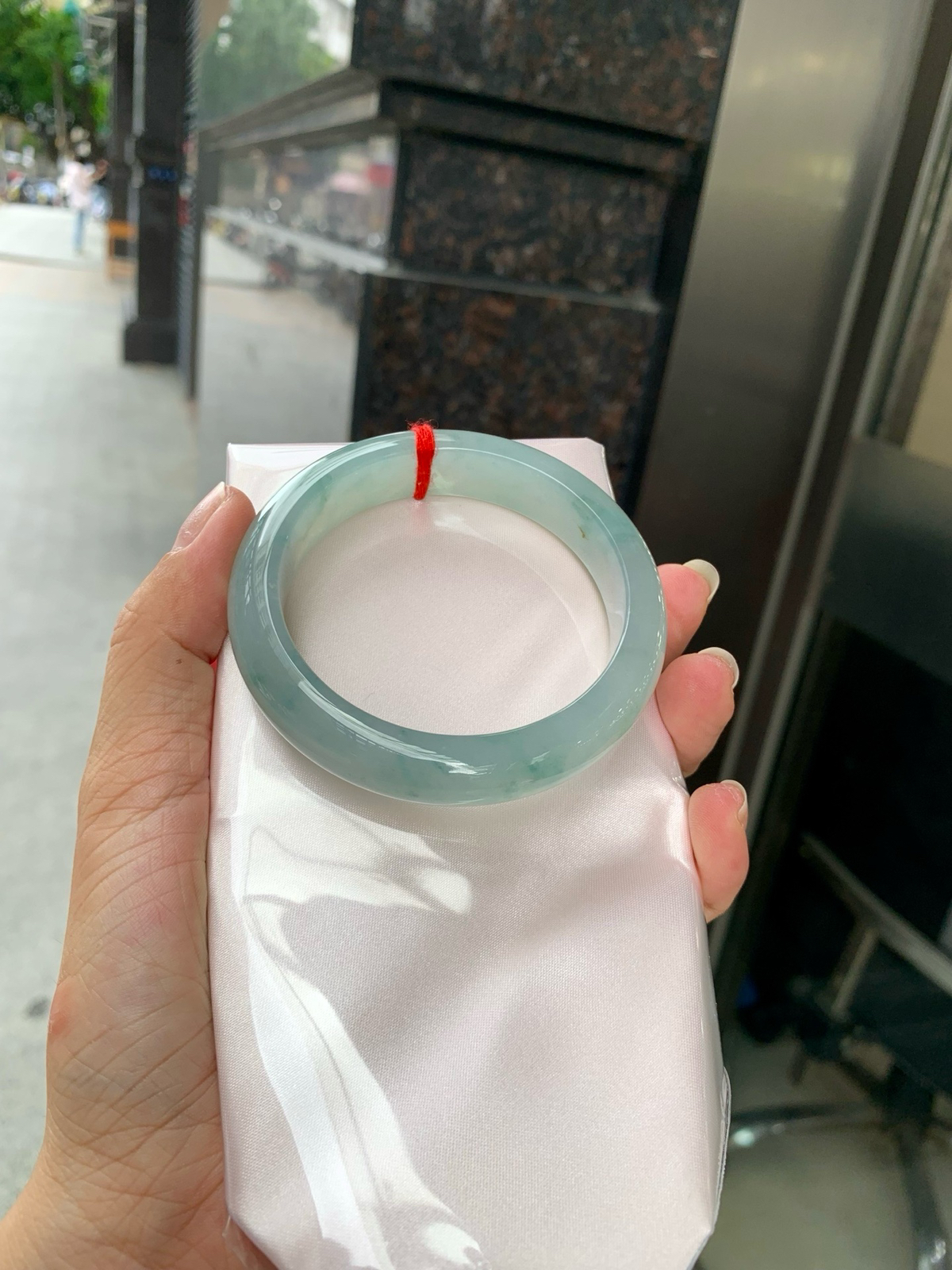 冰飘花正圈
55.8-8.4-13
打灯棉纹，底妆冰润细腻，碎花灵动像是被风吹散的蓝墨水，恰似春夜星河落入腕间