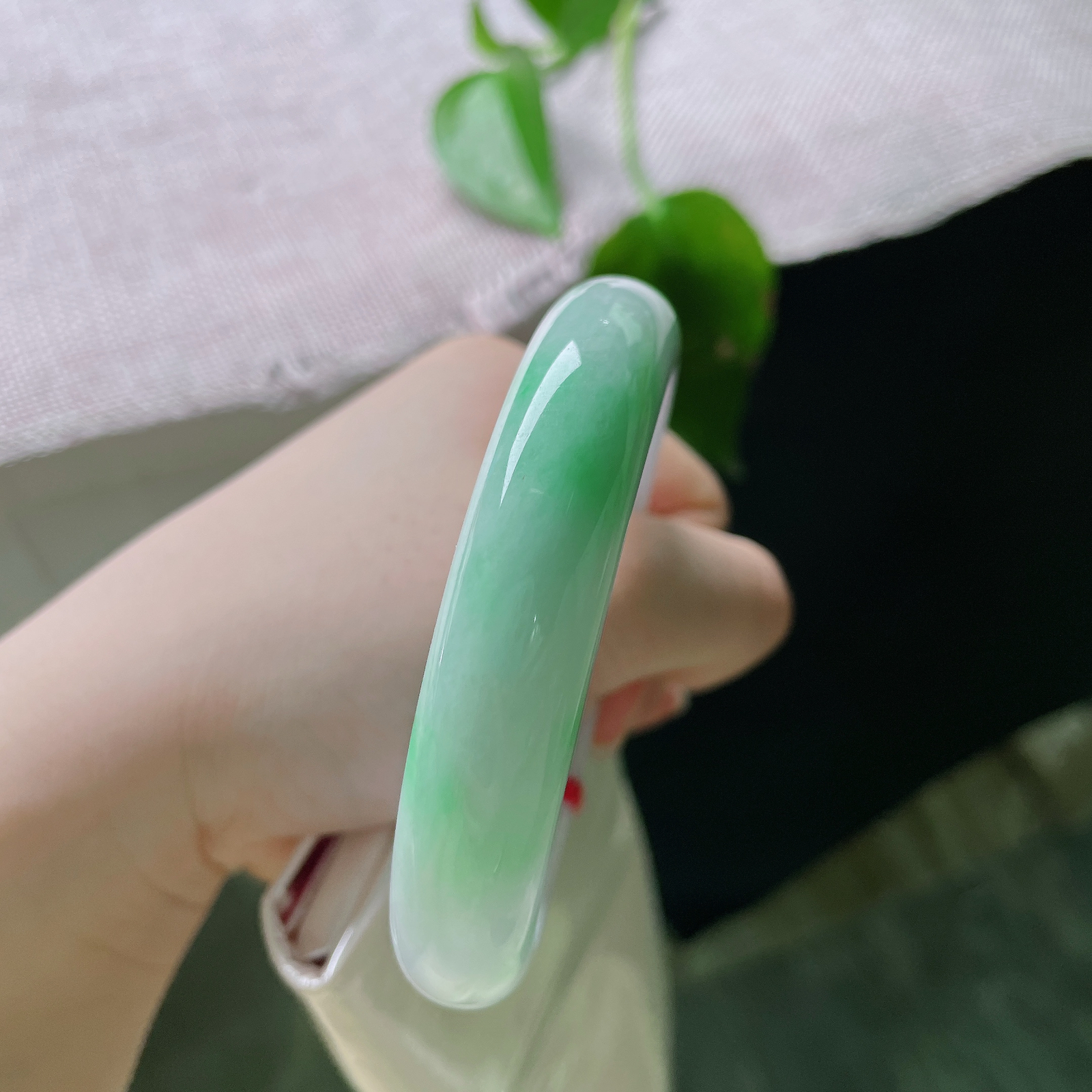 58.7/12.8/8.2，飘绿正圈，一点皮纹，飘绿分布错落有致，灵动雅致，寓意平安顺遂ss56446a
