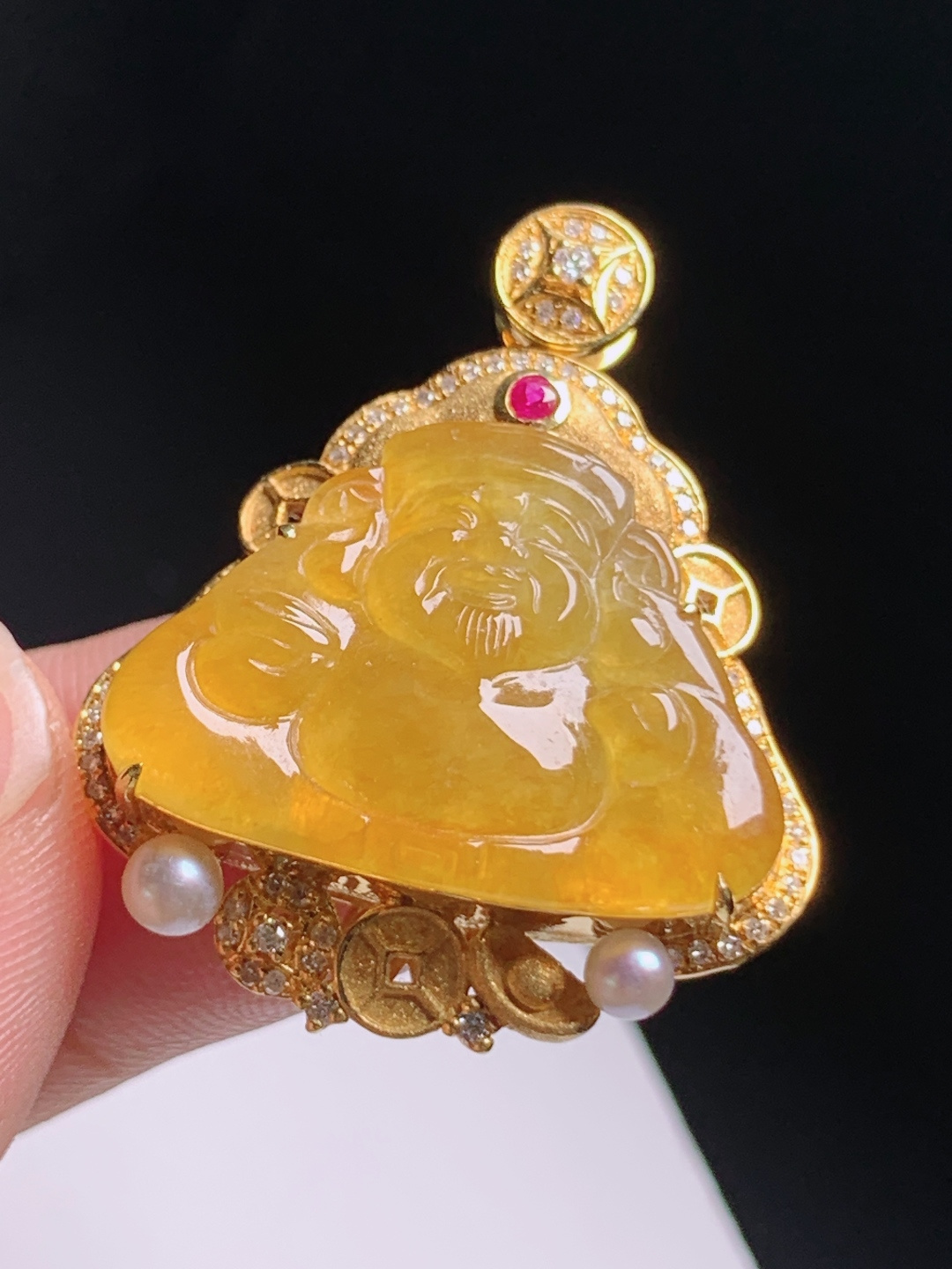 黄翡财神爷吊坠，暖透雕工喜庆，金饰珍珠点缀招财纳福，裸石17.2-23.2-2.931.9-25.9-8.2