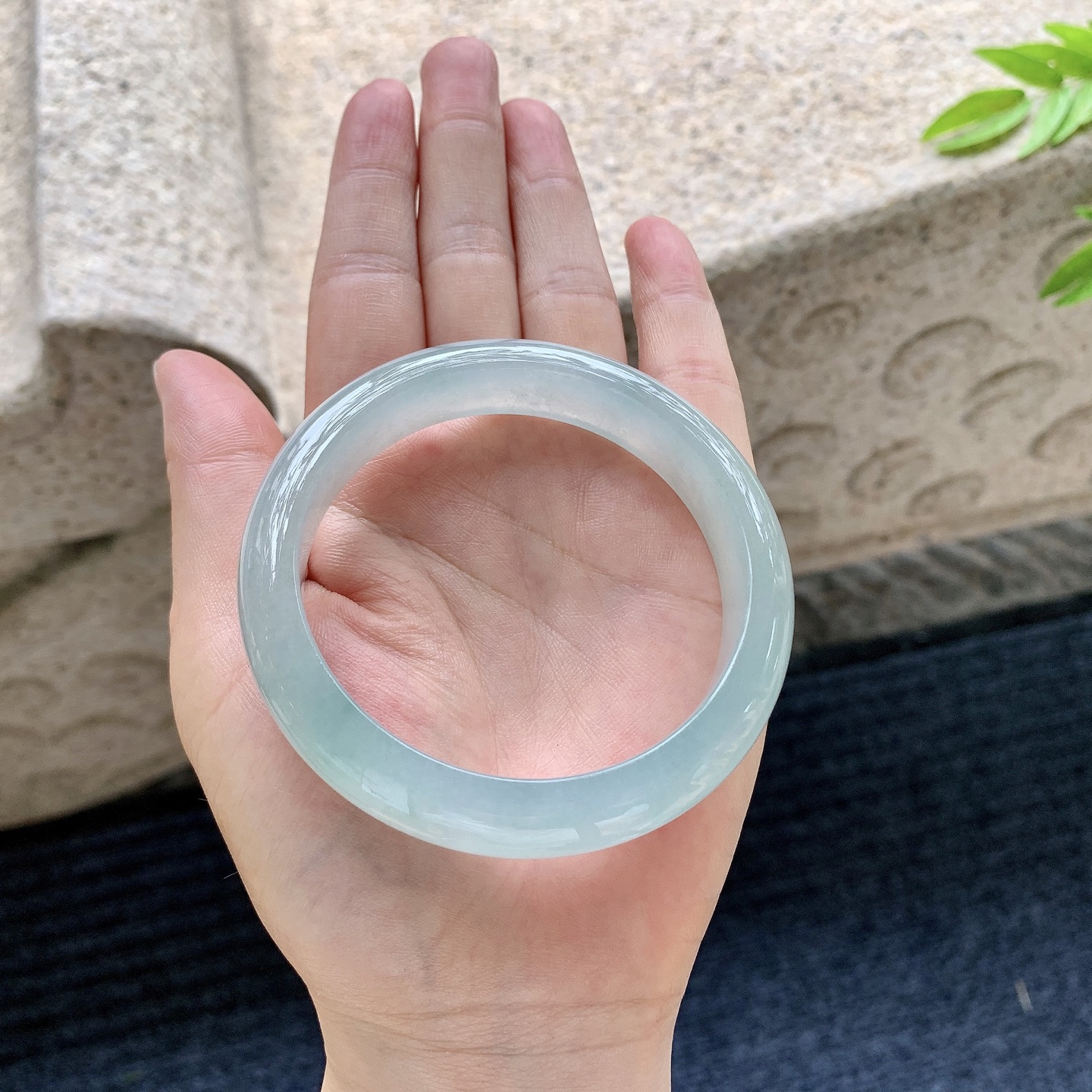 正圈57 58，圈口58/12.8/8.3，编码B2080103，描述冰糯晴绿、水润，种老，细腻，无裂。