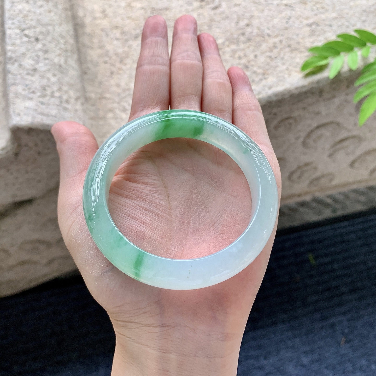 正圈54 55，圈口55.4/12.2/8.7，编码B2073005，描述冰糯飘绿，水润，种老，细腻，打灯有纹线