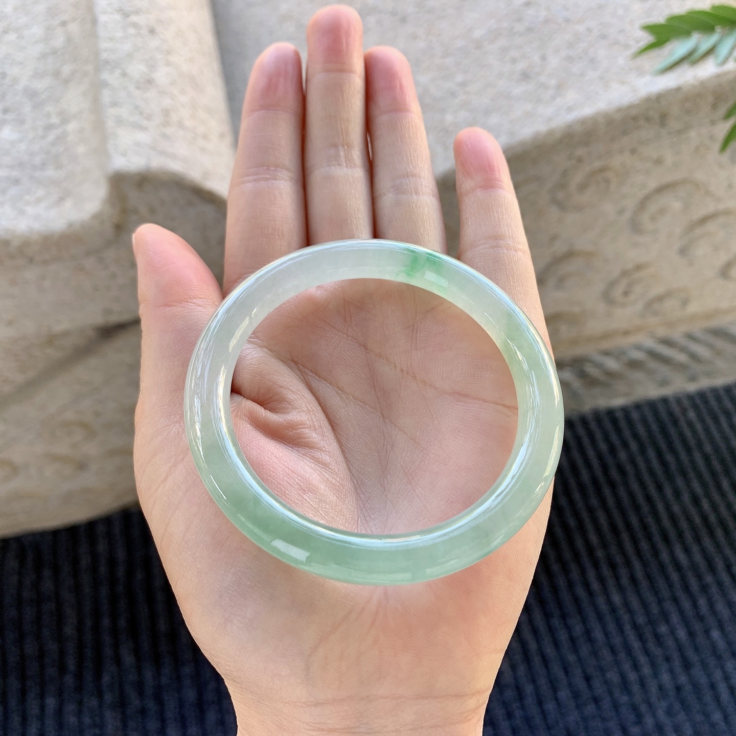 圆条54 55，圈口55.3/8/8.3，编码Q5073198，描述冰糯飘绿，清透，水润，种老，细腻，无裂。