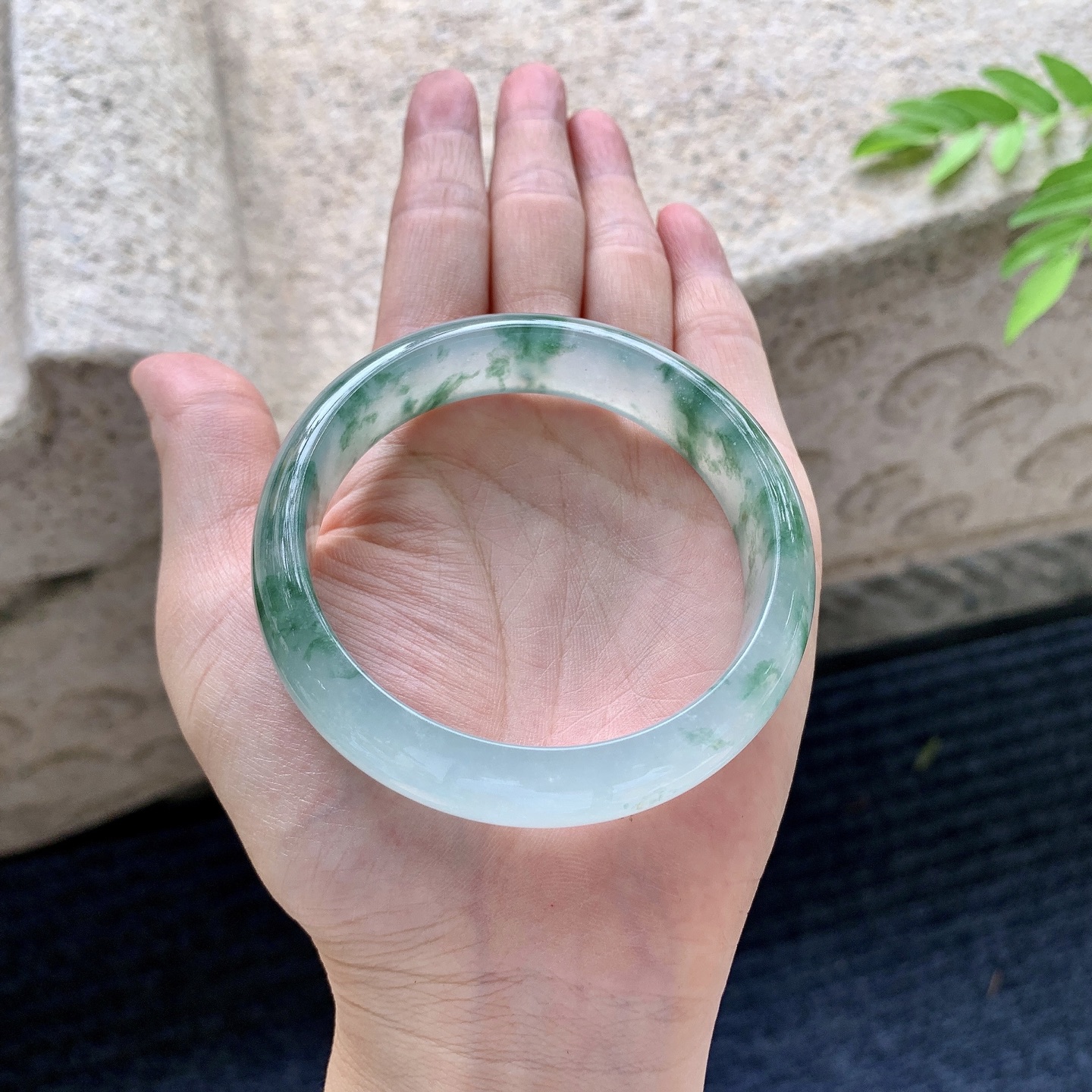 正圈55 56，圈口56.3/14/7.5，编码Q5073052，冰种飘花，清透，水润，种老，细腻，无裂。