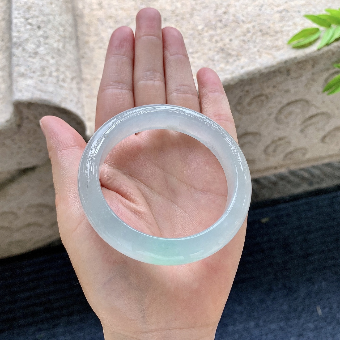 正圈53 54，圈口54.5/12.5/8.2，编码TB080139，冰糯飘绿，水润，种老，细腻，无裂。