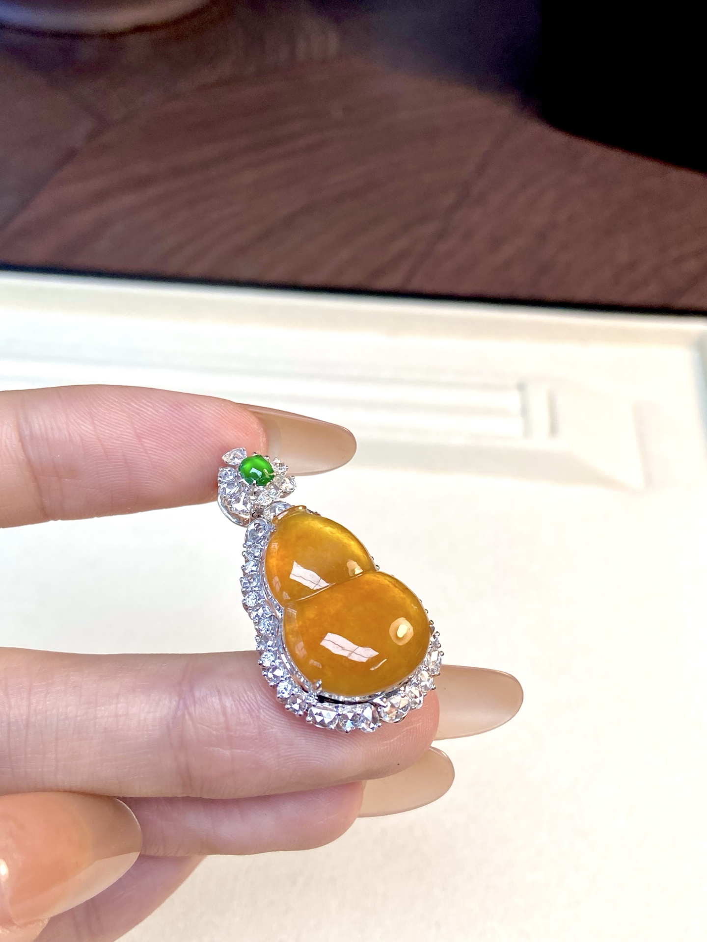 冰种黄翡葫芦吊坠，明媚招财色，自带莹润光泽，小口大肚福气相，福禄满满，上身衬肤显贵：36.1-20.2-11.7，裸石：22.1-15.6-5.6mm，无裂。