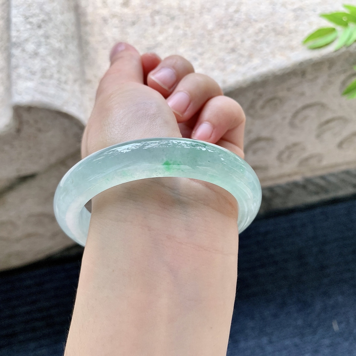 正圈56 57，圈口57.4/11.7/9.1，编码DJ080121，冰糯飘绿，水润，种老，细腻，打灯有絮线